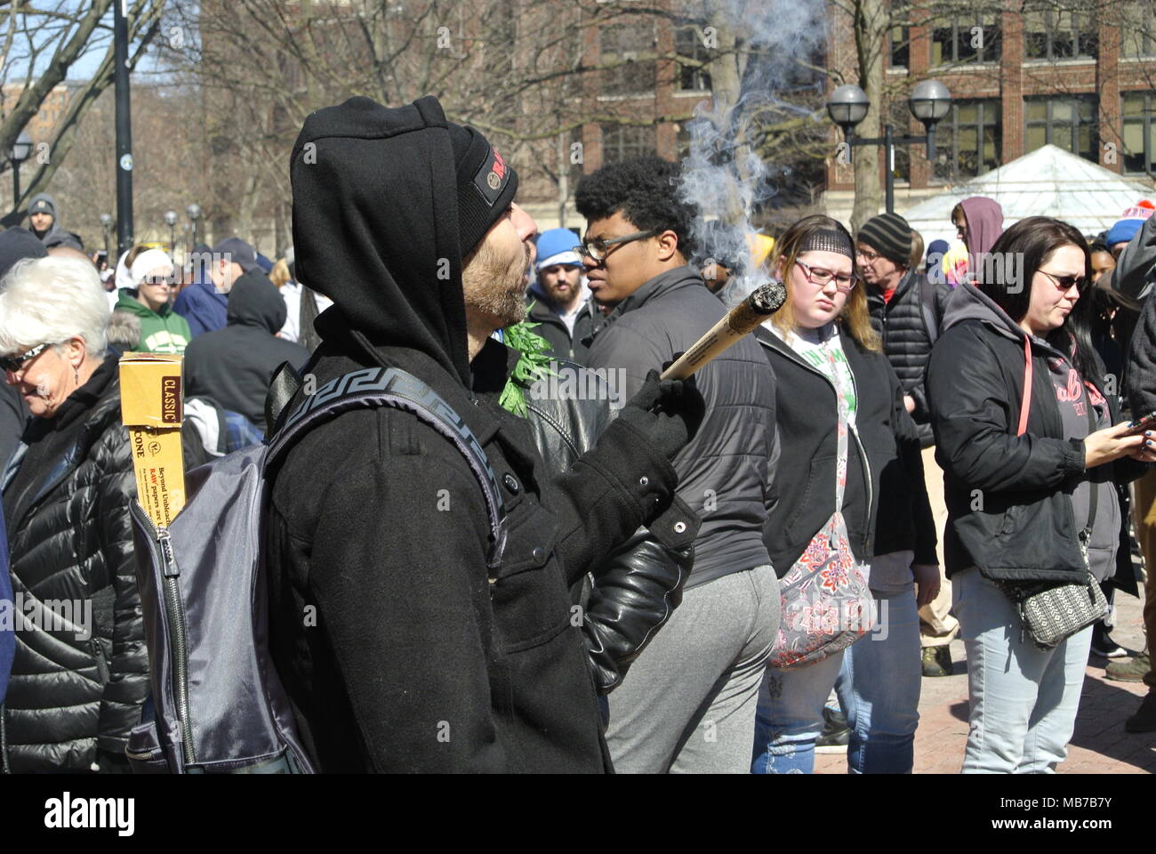 Ann Arbor, Michigan, USA. 7 avril 2018. Man smoking pieds joint de marijuana à la 47e événement annuel Hash Bash. Crédit, Jeffrey Wickett/Alamy Live News. Banque D'Images