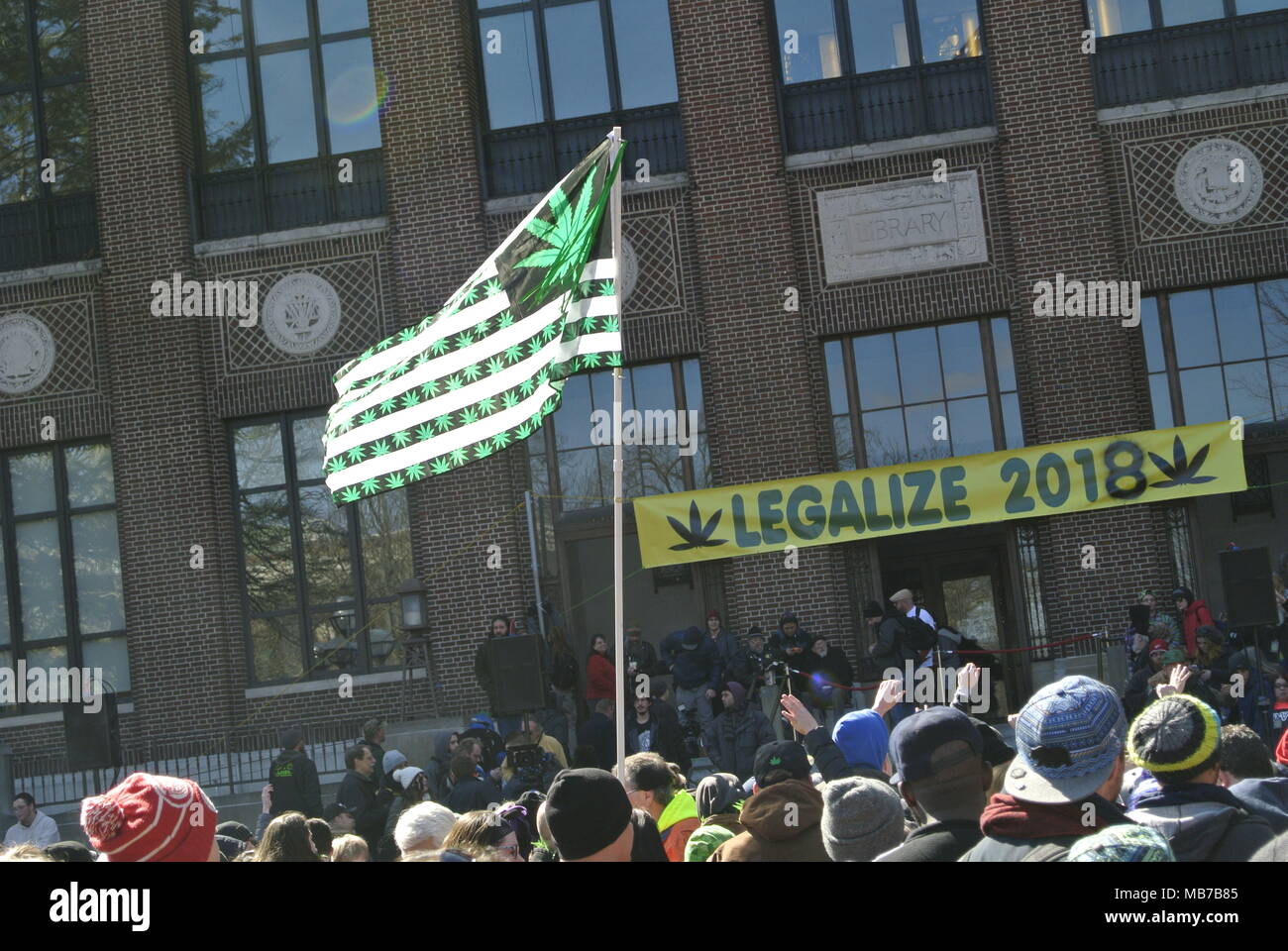 Ann Arbor, Michigan, USA. 7 avril 2018. La fumée de la marijuana sur la légalisation de la marijuana et les partisans du drapeau de la liberté à la 47e événement annuel Hash Bash. Crédit, Jeffrey Wickett/Alamy Live News. Banque D'Images