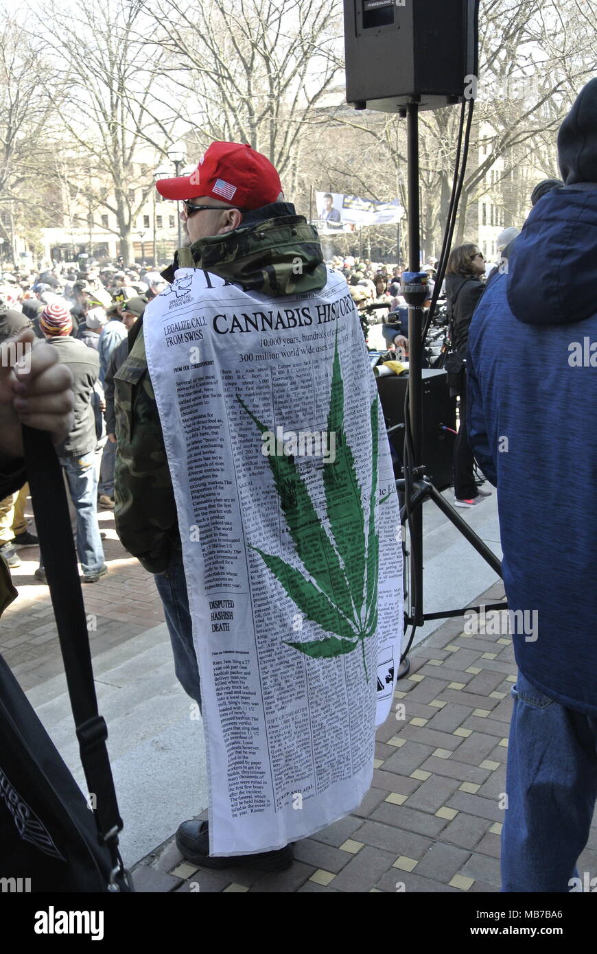 Ann Arbor, Michigan, États-Unis. 7 Avril 2018. Homme portant le cap inscrit avec l'histoire du cannabis. Crédit, Jeffrey Wickett/Alay Live News. Banque D'Images