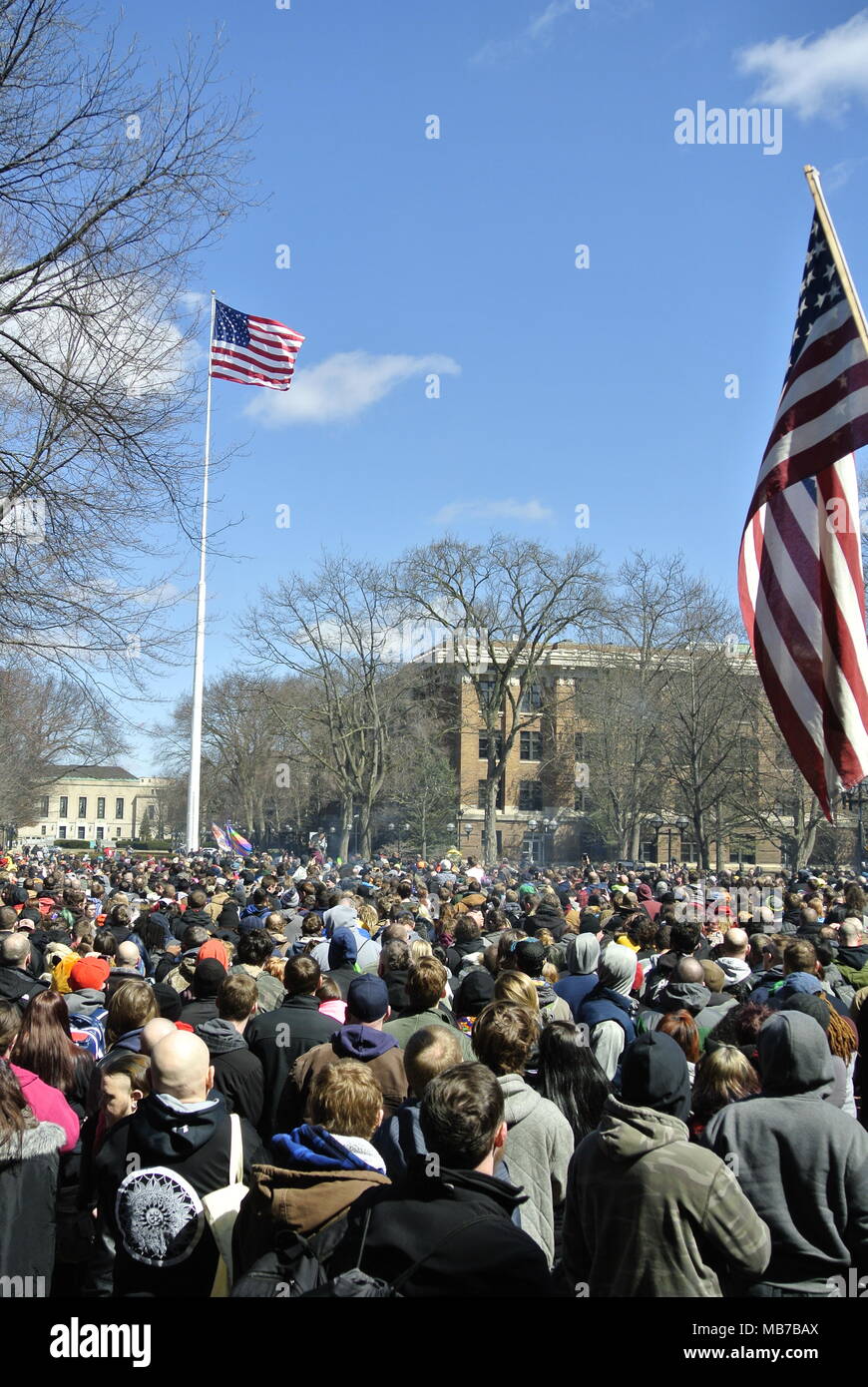 Ann Arbor, Michigan, USA. 7 avril 2018. La foule lors de l'hymne national à la 47e événement annuel Hash Bash. Crédit, Jeffrey Wickett/Alamy Live News. Banque D'Images