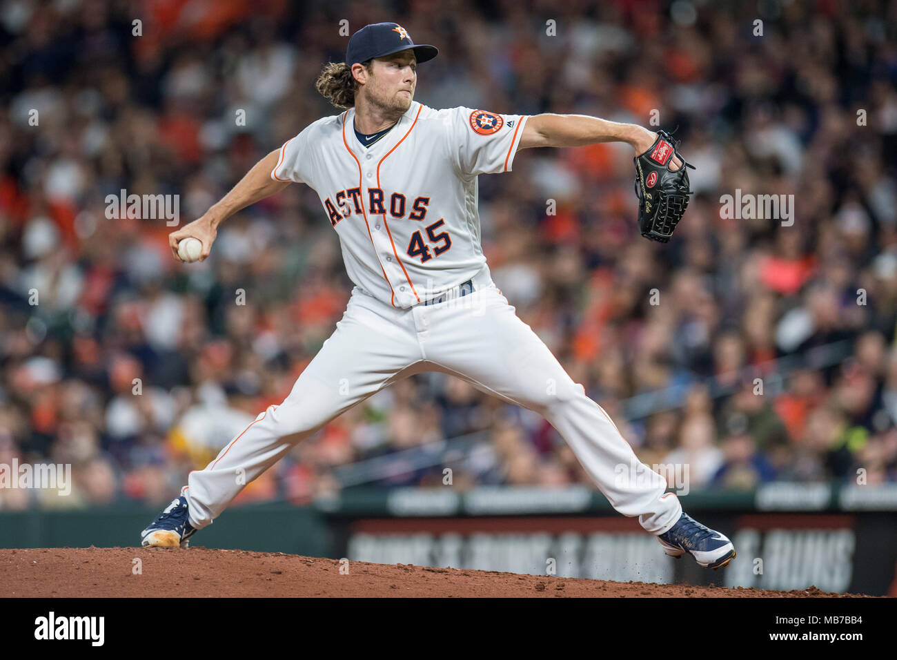 Houston, TX, USA. Apr 7, 2018. Le lanceur partant des Houston Astros Gerrit Cole (45) emplacements pendant un match entre les Astros de Houston et San Diego Padres au Minute Maid Park de Houston, TX. Les Astros a gagné le match 1-0.Trask Smith/CSM/Alamy Live News Banque D'Images