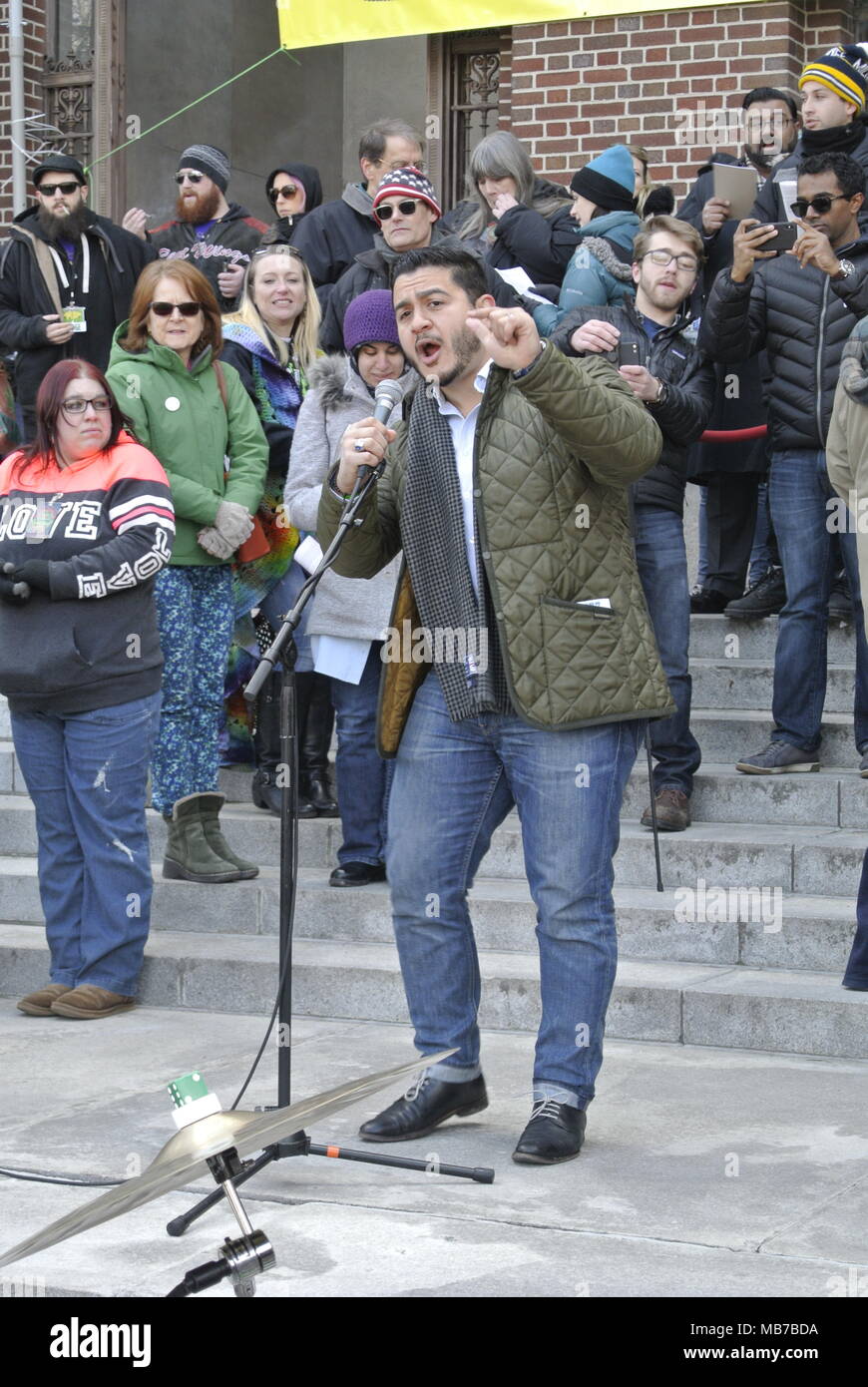 Ann Arbor, Michigan, USA. 7 avril 2018. Abdul El-Sayed, candidat au poste de gouverneur du Michigan, parlant à la 47e événement annuel Hash Bash. Crédit, Jeffrey Wickett/Alamy Live News. Banque D'Images