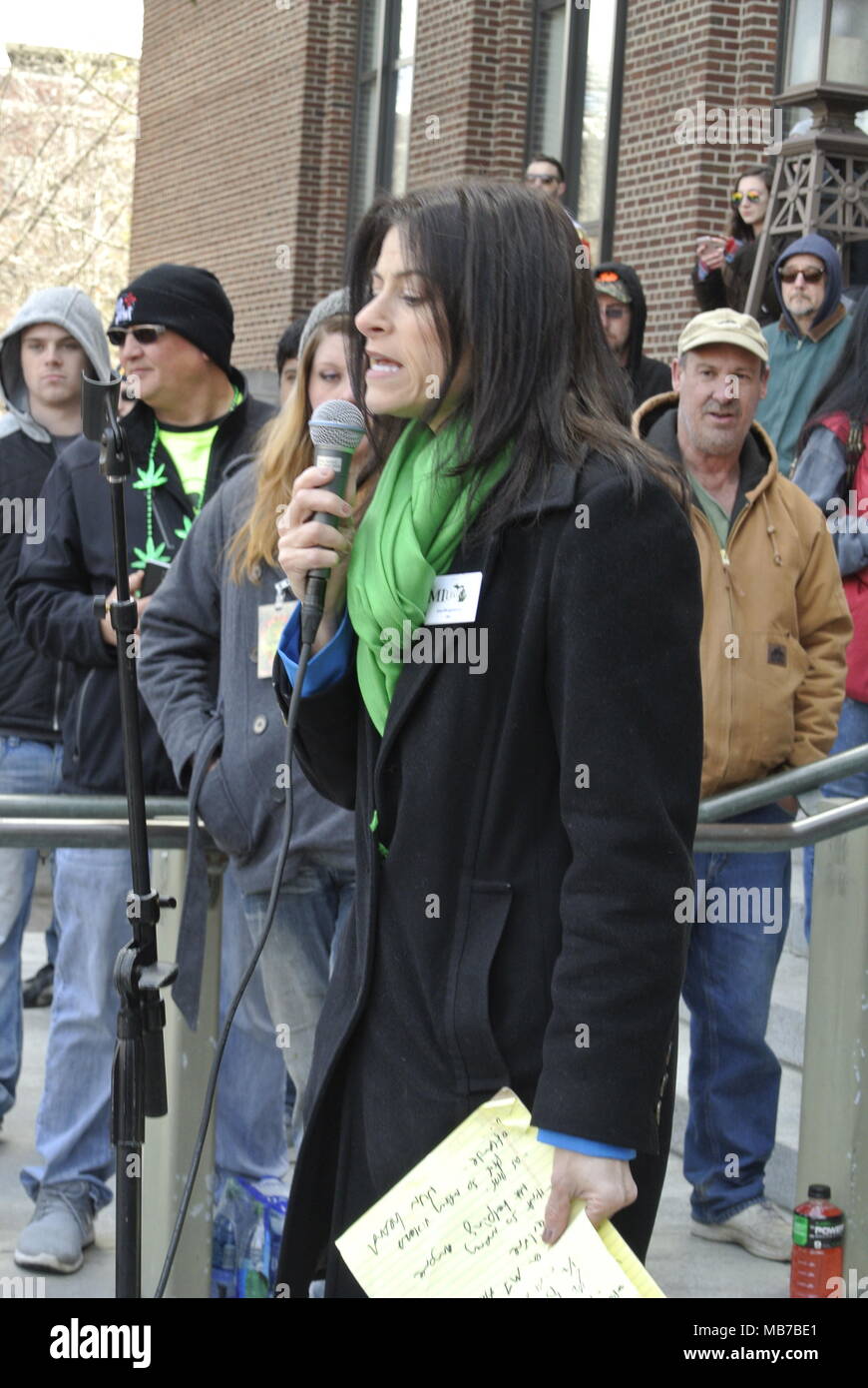 Ann Arbor, Michigan, USA. 7 avril 2018. Dana Nessel, candidat pour le Michigan procureur général 2018, parlant à la 47e événement annuel Hash Bash. Crédit, Jeffrey Wickett/Alamy Live News. Banque D'Images