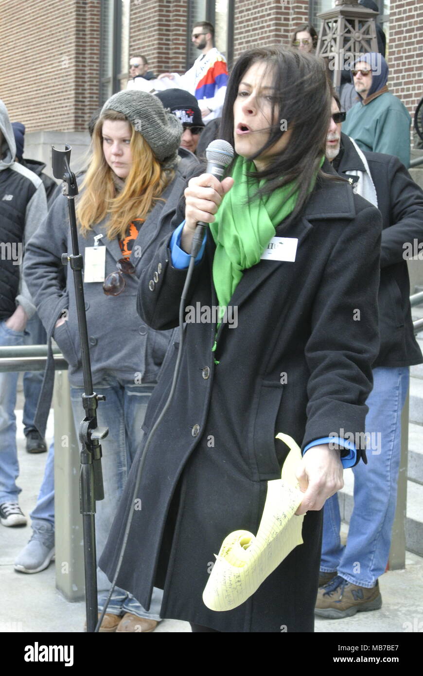 Ann Arbor, Michigan, USA. 7 avril 2018. Dana Nessel, candidat pour le Michigan procureur général 2018, parlant à la 47e événement annuel Hash Bash. Crédit, Jeffrey Wickett/Alamy Live News. Banque D'Images