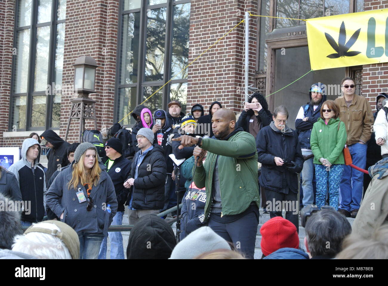 Ann Arbor, Michigan, USA. 7 avril 2018. Eugene Monroe, ancien joueur de la NFL, parlant à la 47e événement annuel Hash Bash. Crédit, Jeffrey Wickett/Alamy Live News. Banque D'Images