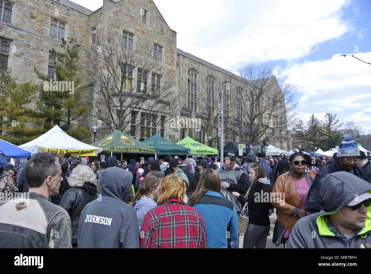 Ann Arbor, Michigan, USA. 7 avril 2018. Les foules à la Monroe Street juste au cours de la 47e événement annuel Hash Bash. Crédit, Jeffrey Wickett/Alamy Live News. Banque D'Images