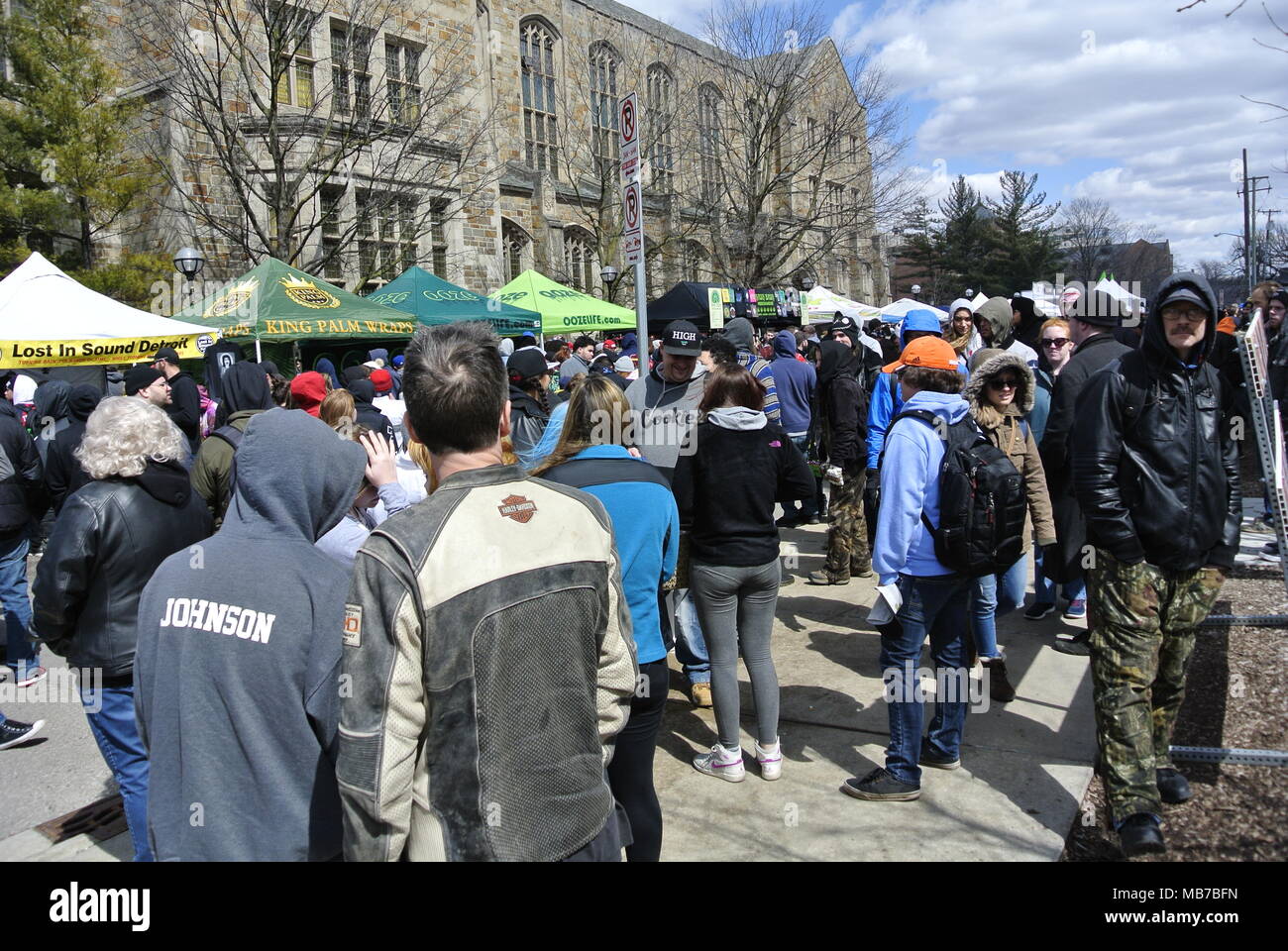Ann Arbor, Michigan, USA. 7 avril 2018. Les foules à la Monroe Street juste au cours de la 47e événement annuel Hash Bash. Crédit, Jeffrey Wickett/Alamy Live News. Banque D'Images