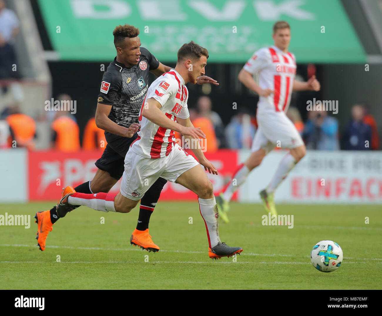 Cologne, Allemagne, le 7 avril 2018, journée de Bundesliga, 29 1. FC Koeln vs 1. FSV Mainz 05 : Jean-Philippe Gbamin (Mainz) et Lukas Kluenter (Koeln) en compétition. Credit : Juergen Schwarz/Alamy Live News Banque D'Images