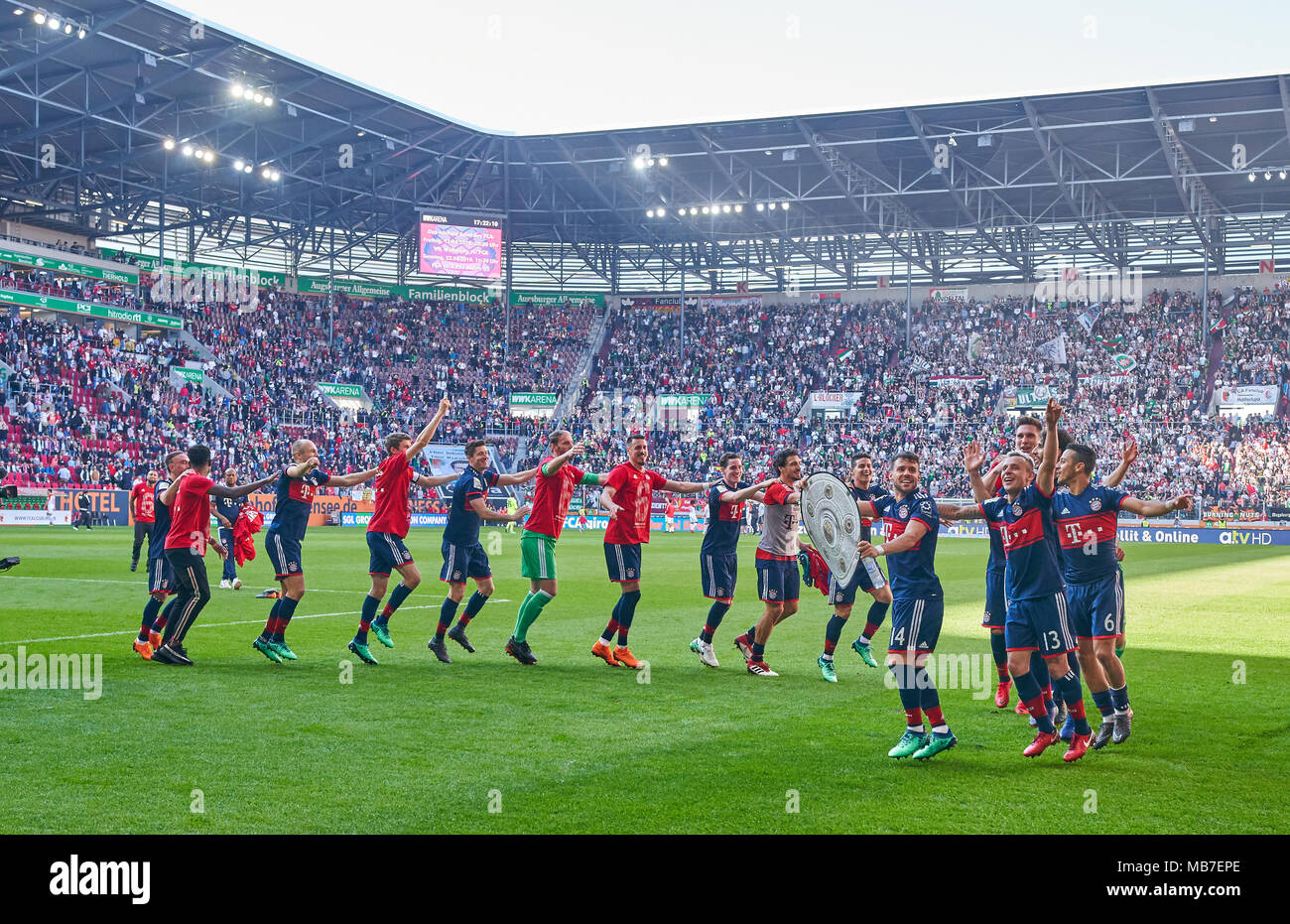 Augsburg, Allemagne. 7 avril, 2018. Football FC Bayern Munich, Munich, Avril 07, 2018 Juan BERNAT, FCB 14 RAFINHA (FCB) 13 Thiago ALCANTARA, FCB 6 Javi MARTINEZ, FCB 8 Niklas SUELE, FCB 4 James RODRIGUEZ, FCB 11 Mats HUMMELS, FCB 5 Sandro Wagner, FCB 2 Sebastian RUDY, FCB 19 Tom Starke, FCB 22 Robert Lewandowski, FCB 9 Thomas Mueller, MÜLLER, FCB 25 Arjen Robben, FCB 10 David ALABA, FCB 27 Franck Ribery, FCB 7 célébration FC AUGSBURG - FC BAYERN MUNICH 1-4 1.ligue de soccer allemand , Augsburg, Avril 07, 2018, saison 2017-2018 © Peter Schatz / Alamy Live News Banque D'Images