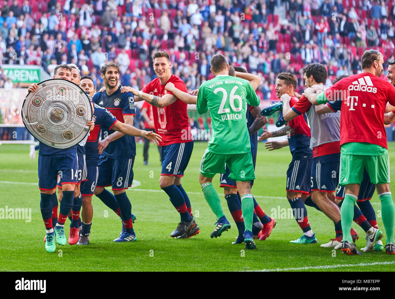 Augsburg, Allemagne. 7 avril, 2018. Football FC Bayern Munich, Munich, Avril 07, 2018 Juan BERNAT, FCB 14 RAFINHA (FCB) 13 Thiago ALCANTARA, FCB 6 Javi MARTINEZ, FCB 8 Niklas SUELE, FCB 4 James RODRIGUEZ, FCB 11 Mats HUMMELS, FCB 5 Sandro Wagner, FCB 2 Sebastian RUDY, FCB 19 Tom Starke, FCB 22 Robert Lewandowski, FCB 9 Thomas Mueller, MÜLLER, FCB 25 Arjen Robben, FCB 10 David ALABA, FCB 27 Franck Ribery, FCB 7 célébration FC AUGSBURG - FC BAYERN MUNICH 1-4 1.ligue de soccer allemand , Augsburg, Avril 07, 2018, saison 2017-2018 © Peter Schatz / Alamy Live News Banque D'Images