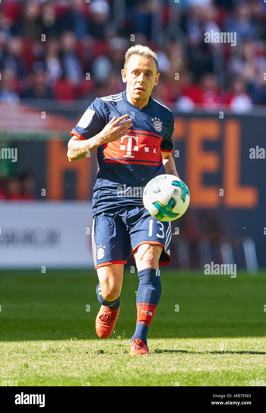 Augsburg, Allemagne. 7 avril, 2018. Football FC Bayern Munich, Munich, le 07 avril 2018 (FCB 13 RAFINHA) entraîne la balle, action, full-size, FC AUGSBURG - FC BAYERN MUNICH 1-4 1.ligue de soccer allemand , Augsburg, Avril 07, 2018, saison 2017-2018 © Peter Schatz / Alamy Live News Banque D'Images