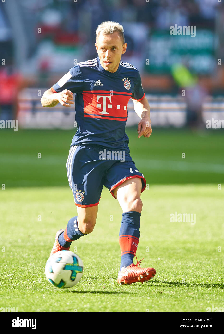 Augsburg, Allemagne. 7 avril, 2018. Football FC Bayern Munich, Munich, le 07 avril 2018 (FCB 13 RAFINHA) entraîne la balle, action, full-size, FC AUGSBURG - FC BAYERN MUNICH 1-4 1.ligue de soccer allemand , Augsburg, Avril 07, 2018, saison 2017-2018 © Peter Schatz / Alamy Live News Banque D'Images