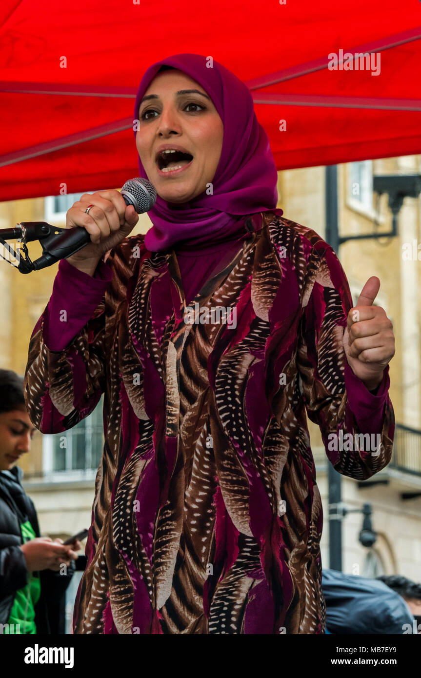 7 avril 2018 - Londres, Royaume-Uni. 7 avril 2018. Salma Yaqoob de Birmingham Coalition contre la guerre et un porte-parole de la mosquée centrale de Birmingham s'exprime à la protestation sur Downing St condamnant le tournage par des snipers israéliens des manifestants palestiniens non armés pacifique sur le premier jour d'une manifestation pacifique, la grande marche du retour, au mur de séparation à Gaza le jour de la terre, 30 mars. Live fire par les Israéliens tués et 17 blessés plus de 750. Neuf autres palestiniens, dont un journaliste, ont été tués hier et 1 350 blessés, environ 400 par live fire, avec environ 25 dans un cond Banque D'Images