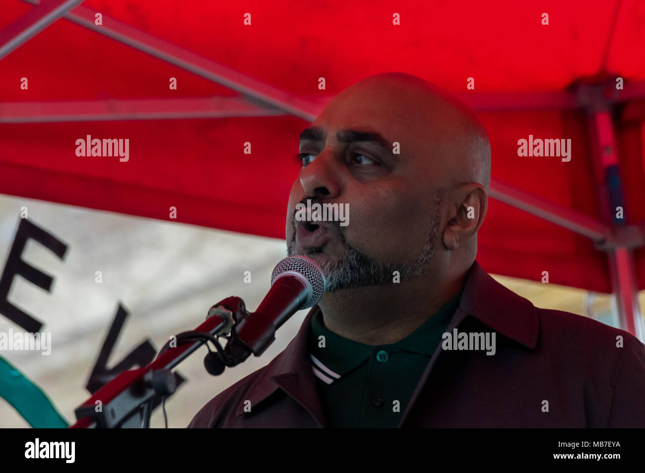 7 avril 2018 - Londres, Royaume-Uni. 7 avril 2018. Asad Rehman, Directeur exécutif War on Want parle à la protestation sur Downing St condamnant le tournage par des snipers israéliens des manifestants palestiniens non armés pacifique sur le premier jour d'une manifestation pacifique, la grande marche du retour, au mur de séparation à Gaza le jour de la terre, 30 mars. Live fire par les Israéliens tués et 17 blessés plus de 750. Neuf autres palestiniens, dont un journaliste, ont été tués hier et 1 350 blessés, environ 400 par live fire, avec environ 25 dans un état critique. Il y avait de nombreux discours condamnant les forces israéliennes Banque D'Images