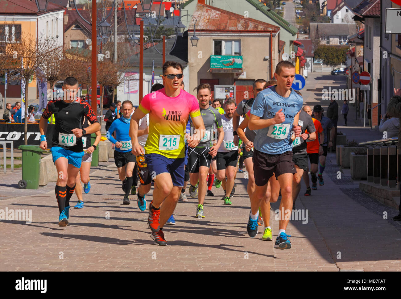 Checiny, Pologne, 7 avril 2018. CROSSRUN amateur, l'exécution de la concurrence. Ce concours est divisé en deux catégories : 10 km et 21,5 km. Crédit : Pawel Burgiel/Alamy Live News. Banque D'Images