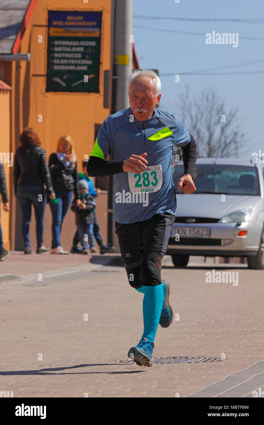 Checiny, Pologne, 7 avril 2018. Hauts runner sur une rue. CROSSRUN amateur, l'exécution de la concurrence. Ce concours est divisé en deux catégories : 10 km et 21,5 km. Crédit : Pawel Burgiel/Alamy Live News. Banque D'Images