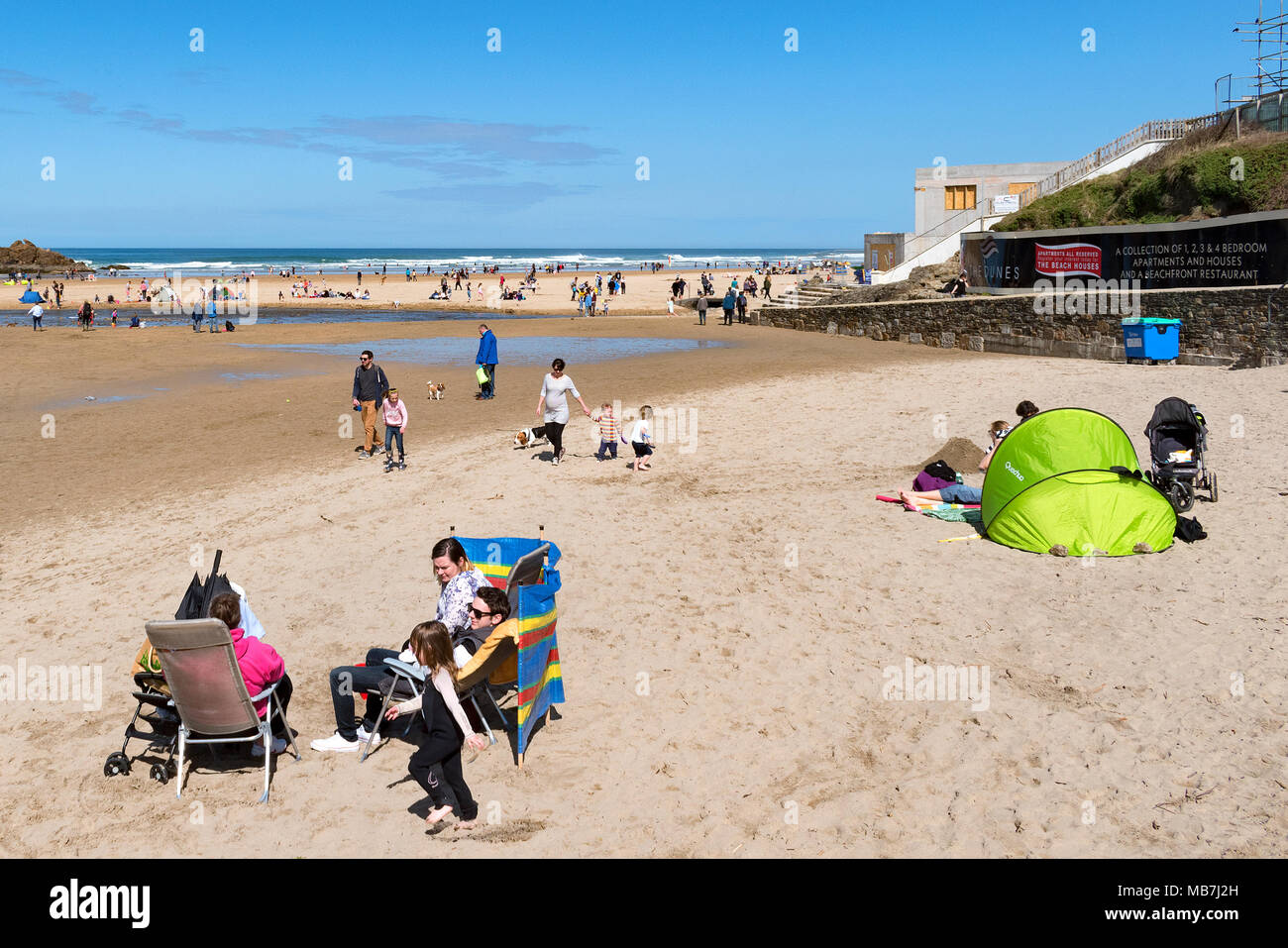 Broad Oak, Cornwall, UK. 8e avril 2018. Météo britannique. Soleil a accueilli les visiteurs de la plage pour les vacances de Pâques à Cornwall, UK. Crédit photo : Kevin Britland/Alamy LIve News. Banque D'Images