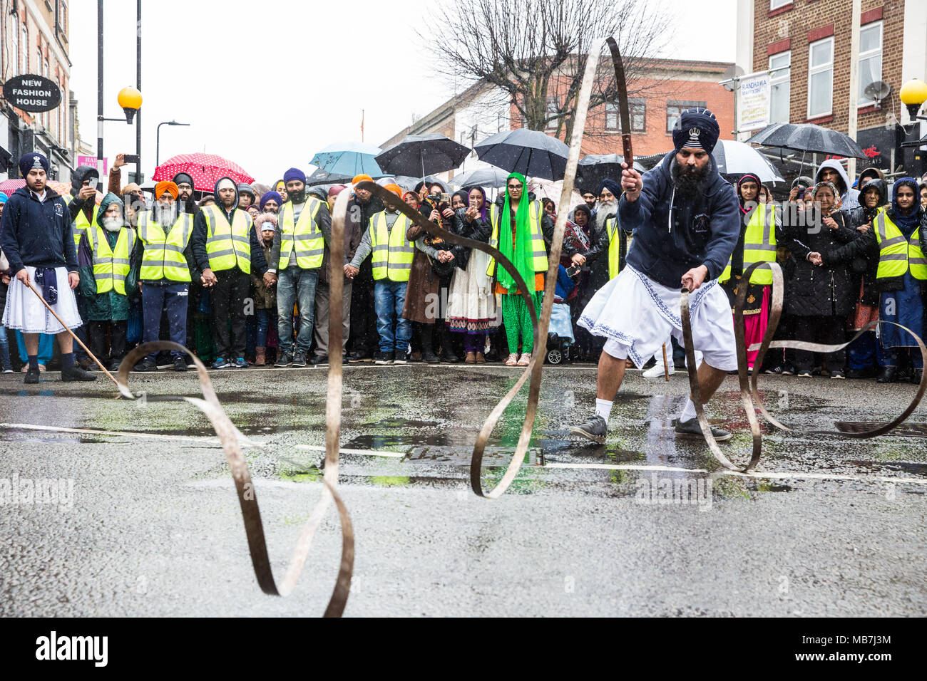 Southall, UK. 8 avril, 2018. Un Sikh arts martiaux affichage pendant le Vaisakhi Nagar Kirtan procession depuis l'Havelock Road à la Gurdwara Park Avenue Gurdwara. Le Vaisakhi, qui sera célébrée le 14 avril, est le jour le plus saint du calendrier, un Sikh harvest festival marquant la création de la communauté des Sikhs initiés connus sous le nom de la Khalsa. Credit : Mark Kerrison/Alamy Live News Banque D'Images