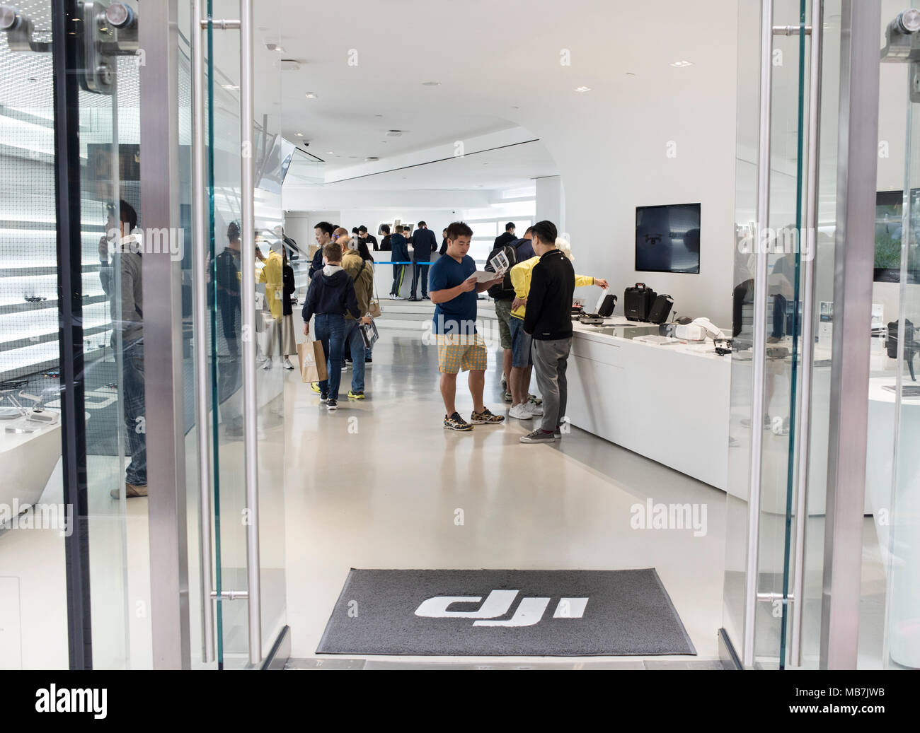 La technologie chinoise company logo DJI à sa boutique officielle à Hong Kong. Banque D'Images