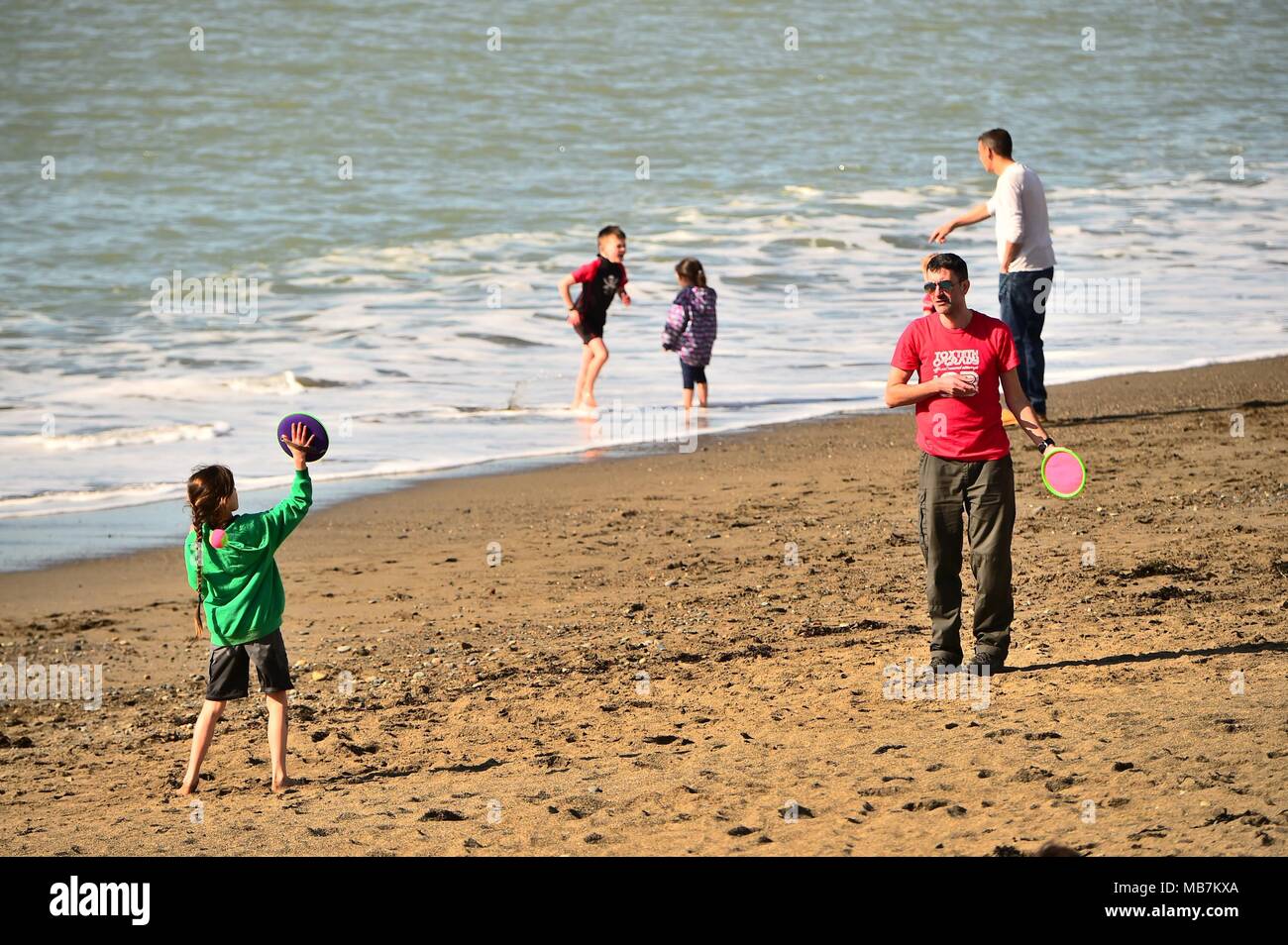 Pays de Galles Aberystwyth UK Dimanche 08 Avril 201 UK weather. Les gens au bord de la mer à Aberystwyth bénéficiant d'un jour de beau soleil et ciel bleu sur une magnifique dimanche après-midi de printemps Photo © Keith Morris / Alamy Live News Banque D'Images