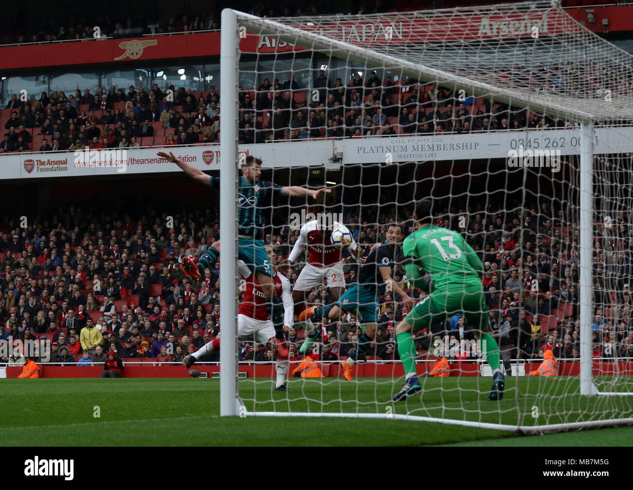 Danny Welbeck (A) marque le 3e but d'Arsenal (3-2) à l'Arsenal v Southampton English Premier League match, à l'Emirates Stadium, Londres, le 8 avril 2018. **Cette photo est pour un usage éditorial uniquement** Banque D'Images