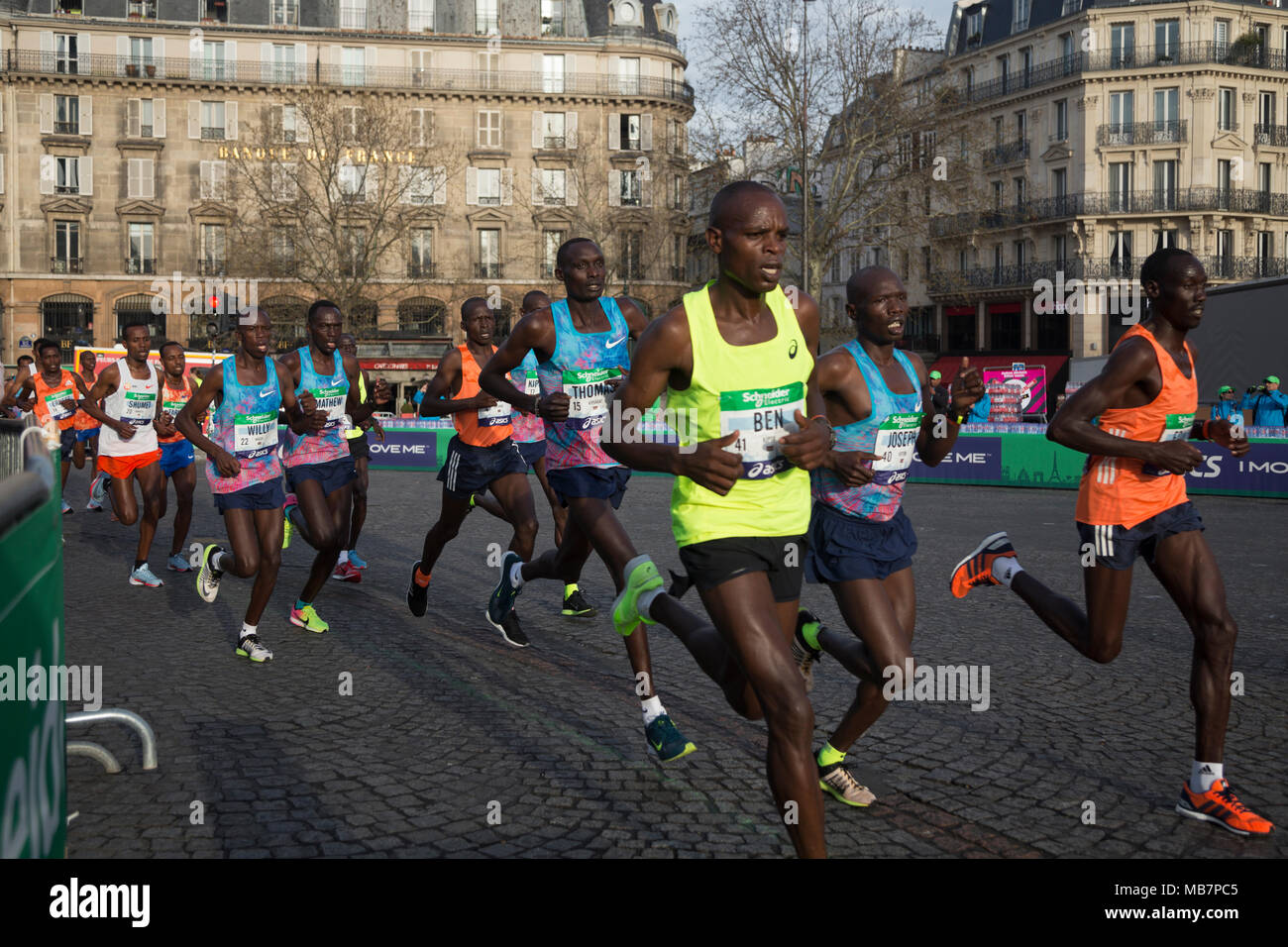 Paris, France. 8 avril, 2018. Le Groupe d'élite des hommes comme ils passent les 5 premiers kilomètres de la 42ème édition du Marathon de Paris à Paris, France. Al Hawwa Crédit : Qusimy/Alamy Live News Banque D'Images