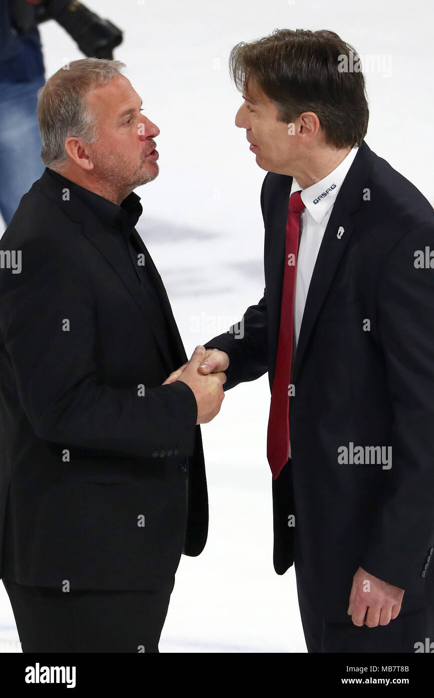 Nürnberg, Allemagne. Le 08 Avr, 2018. 08.04.2018, l'Allemagne, Nuremberg, hockey sur glace, Ice Tigers de Nuremberg DEL vs Eisbaeren Berlin à l'Arène Versicherung Nuernberger. Gestionnaire de Nuernberg Rob Wilson (L) et gestionnaire de Berlin Uwe Krupp se serrer la main après le coup de sifflet final. Crédit : Daniel Karmann/dpa/Alamy Live News Banque D'Images