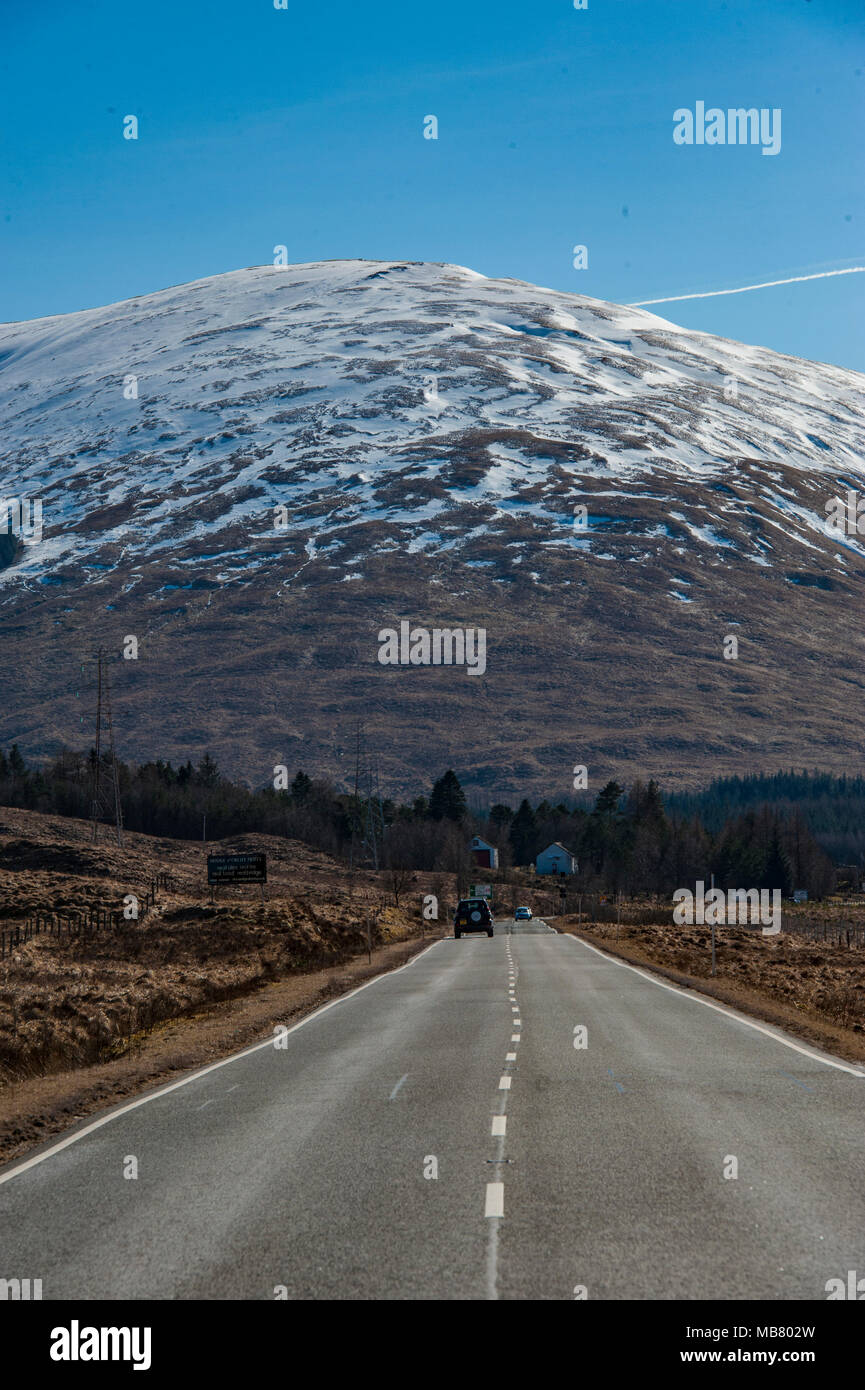 Une déserte, vide, dans les Highlands écossais avec une montagne près du site historique de Glencoe, un des grands disques durs en Europe. Banque D'Images