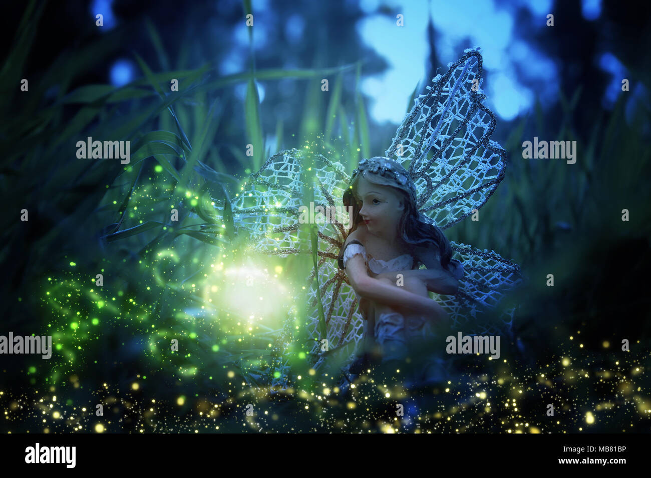Image De Petite Fee Magique Assis Dans La Foret La Nuit Photo Stock Alamy Image De Petite Fee Magique Assis Dans La Foret La Nuit Photo Stock Alamy