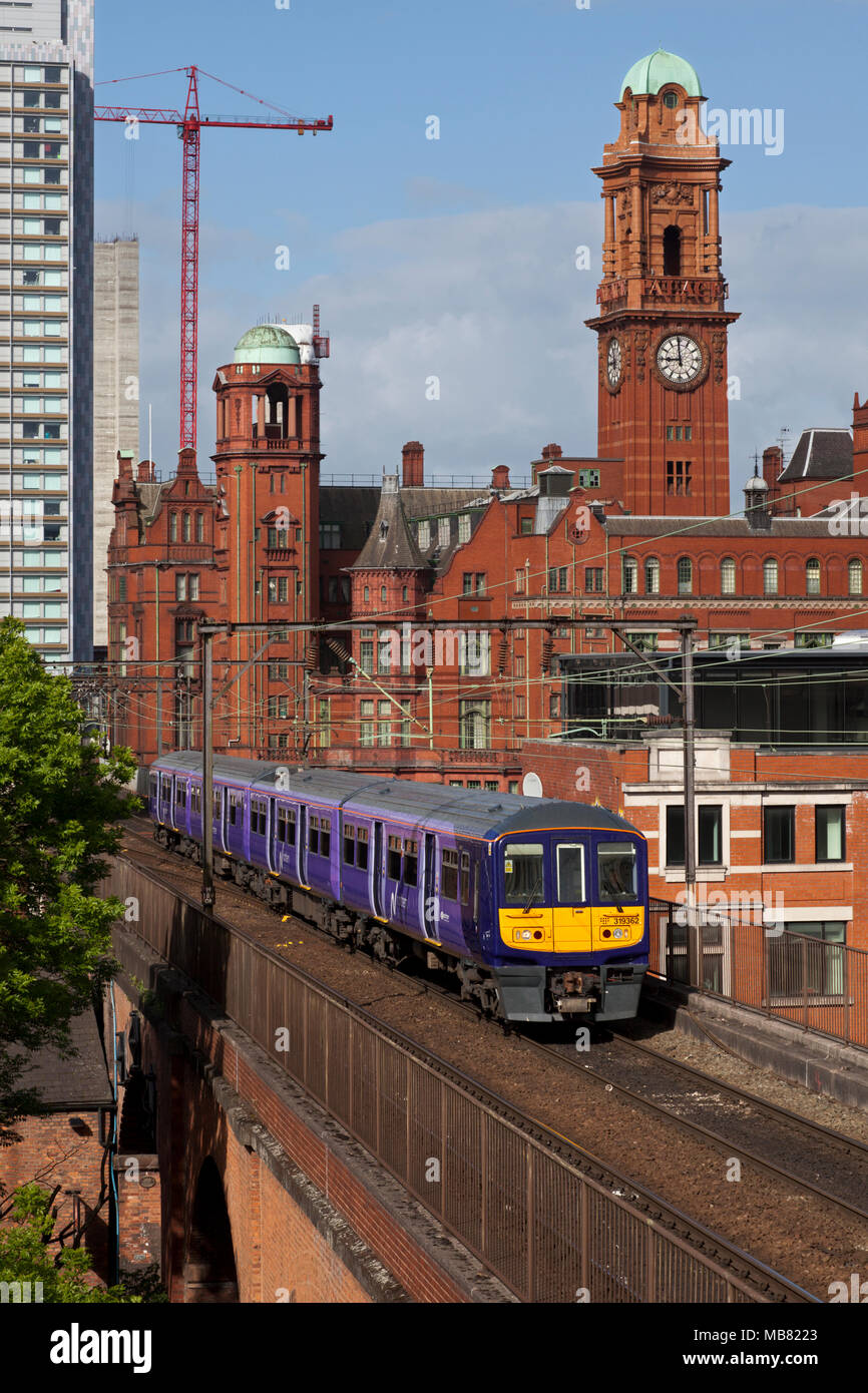 Northern Rail un train électrique de classe 319 sur le chemin encombré entre Manchester Oxford Road sur Piccadilly un viaduc Castlefield Banque D'Images