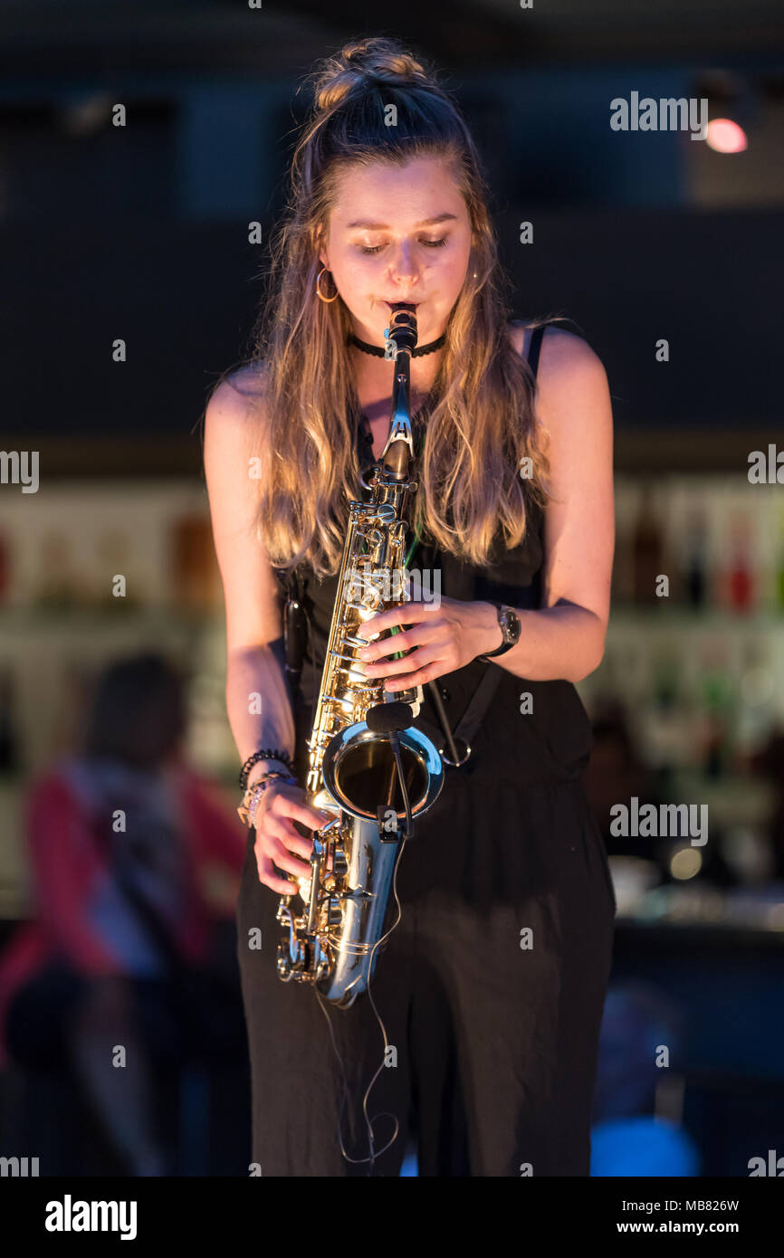 Le musicien Suisse duo Sarda avec Sarah Belz, saxophone et guitare David  Friedli, vivre à la 25e Blue Balls Festival à Photo Stock - Alamy