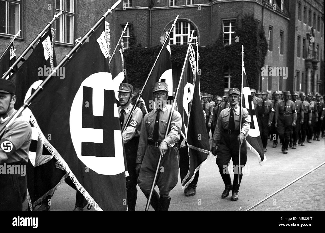 Également appelé Sturmabteilung stormtoopers Brownshirts et portant des drapeaux à croix gammée en 1934 alors qu'ils défilent dans Konigsberg en Allemagne. Konigsberg est devenu le territoire russe après la seconde guerre mondiale et a été rebaptisée Kaliningrad. Banque D'Images