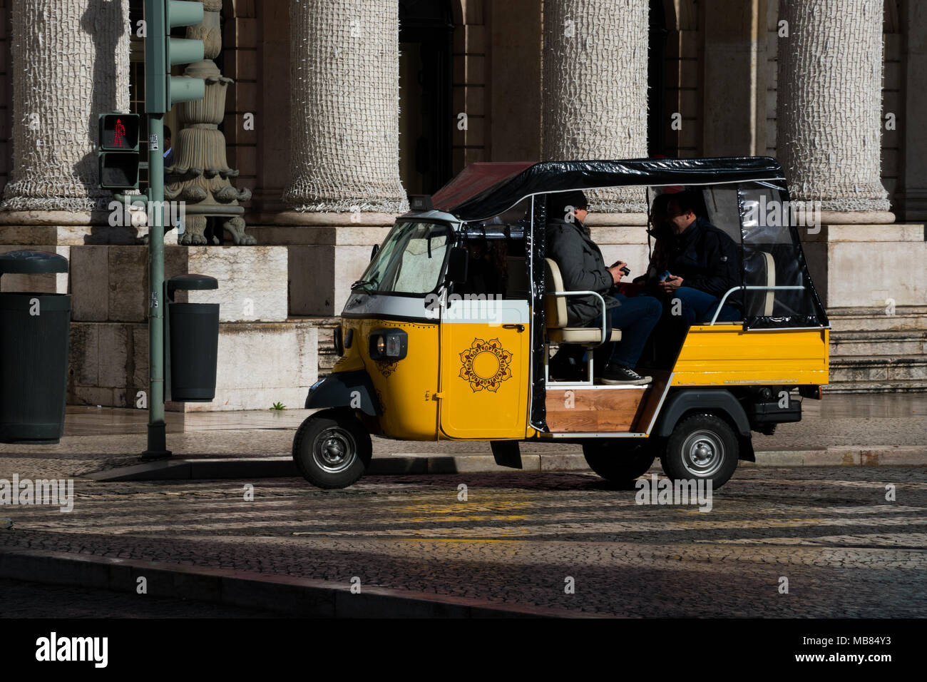 Lisbonne. Le Portugal. Le 25 janvier 2018. Tuk Tuk dans les rues de Lisbonne sur les transports Banque D'Images