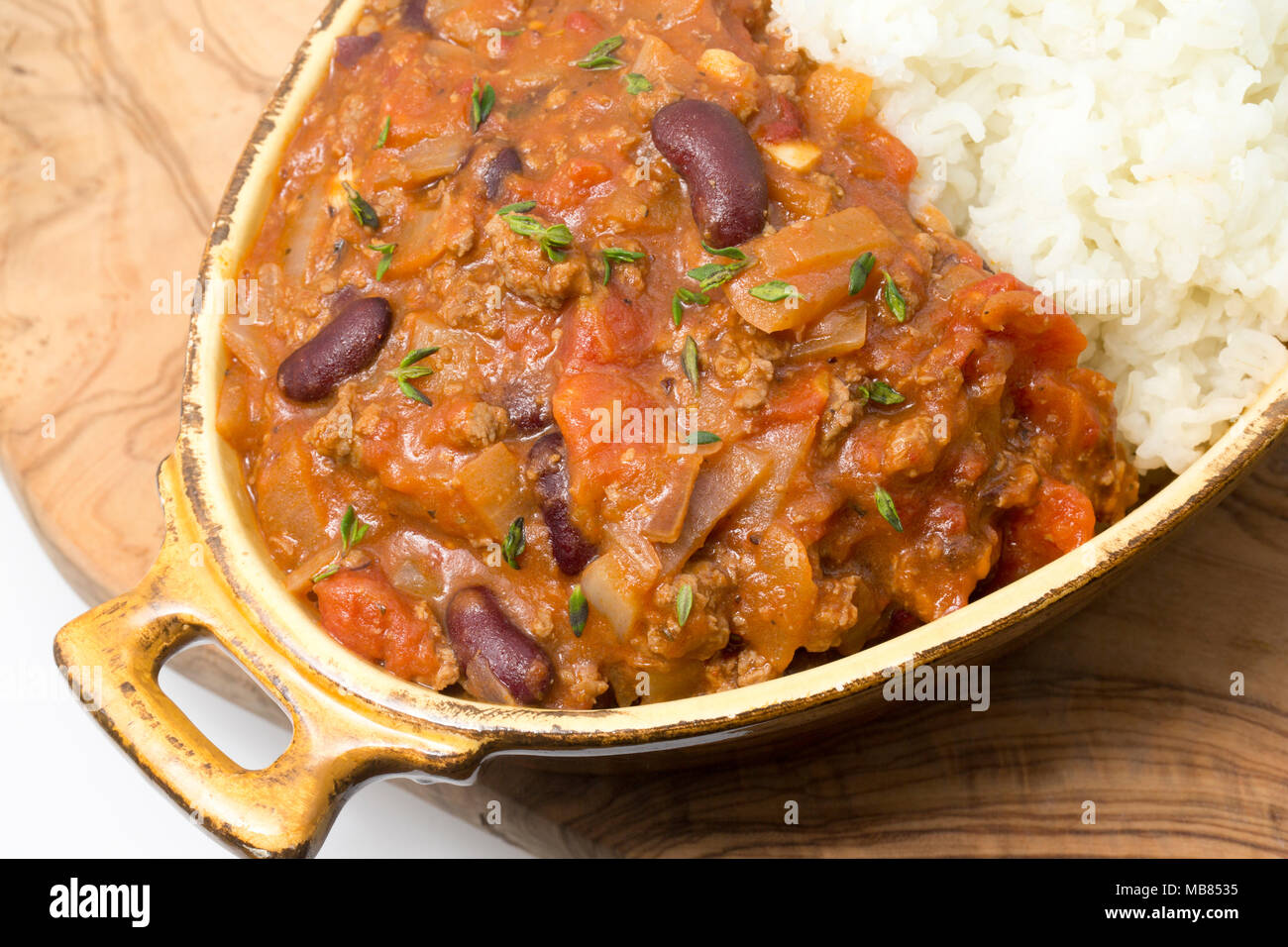 Chili con carne fabriqués à partir de viande hachée d'un Chevreuil, Capreolus capreolus, haricots, tomates, oignons, épices et parsemé de thym frais. Banque D'Images
