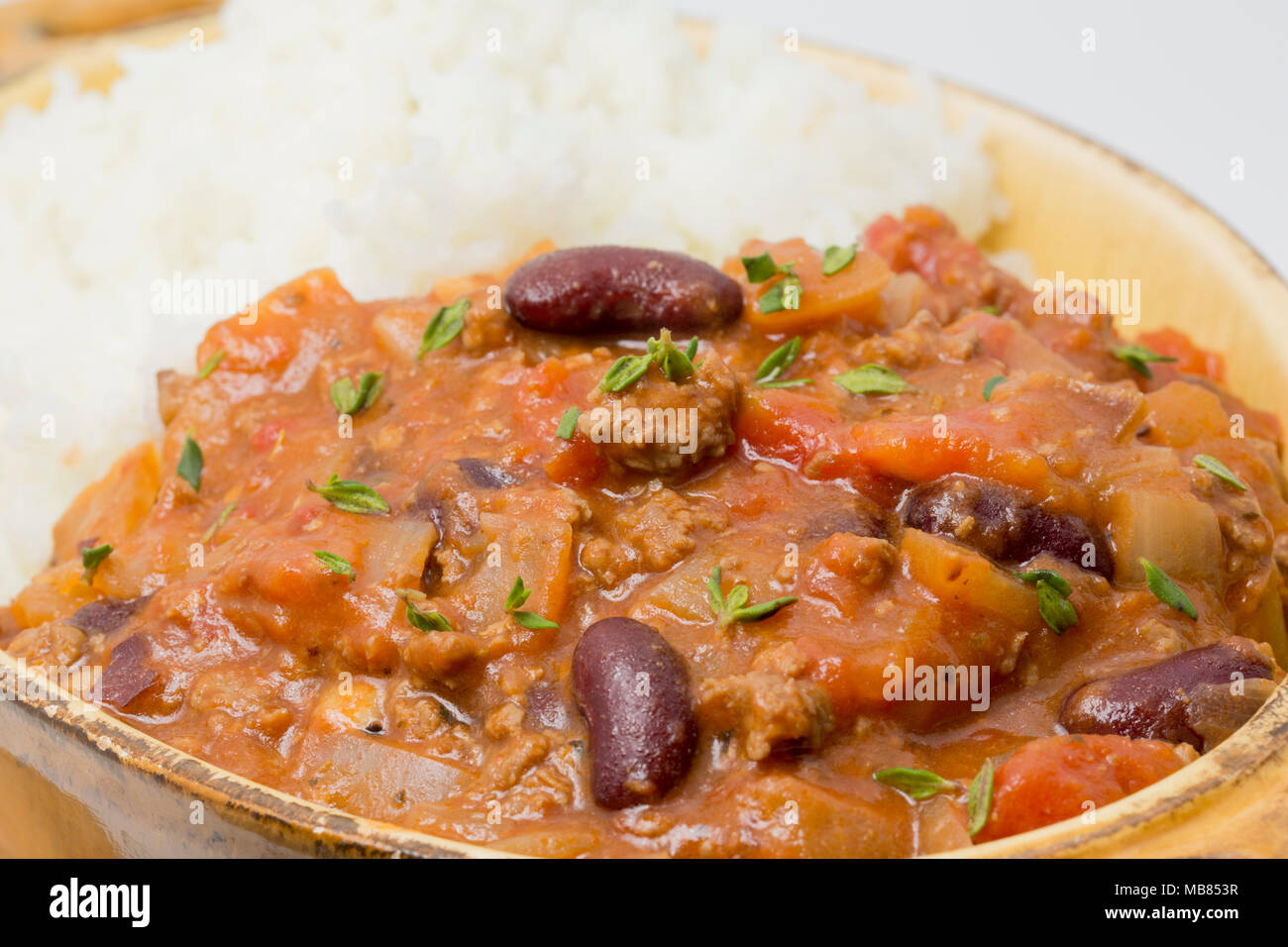 Chili con carne fabriqués à partir de viande hachée d'un Chevreuil, Capreolus capreolus, haricots, tomates, oignons, épices et parsemé de thym frais. Banque D'Images