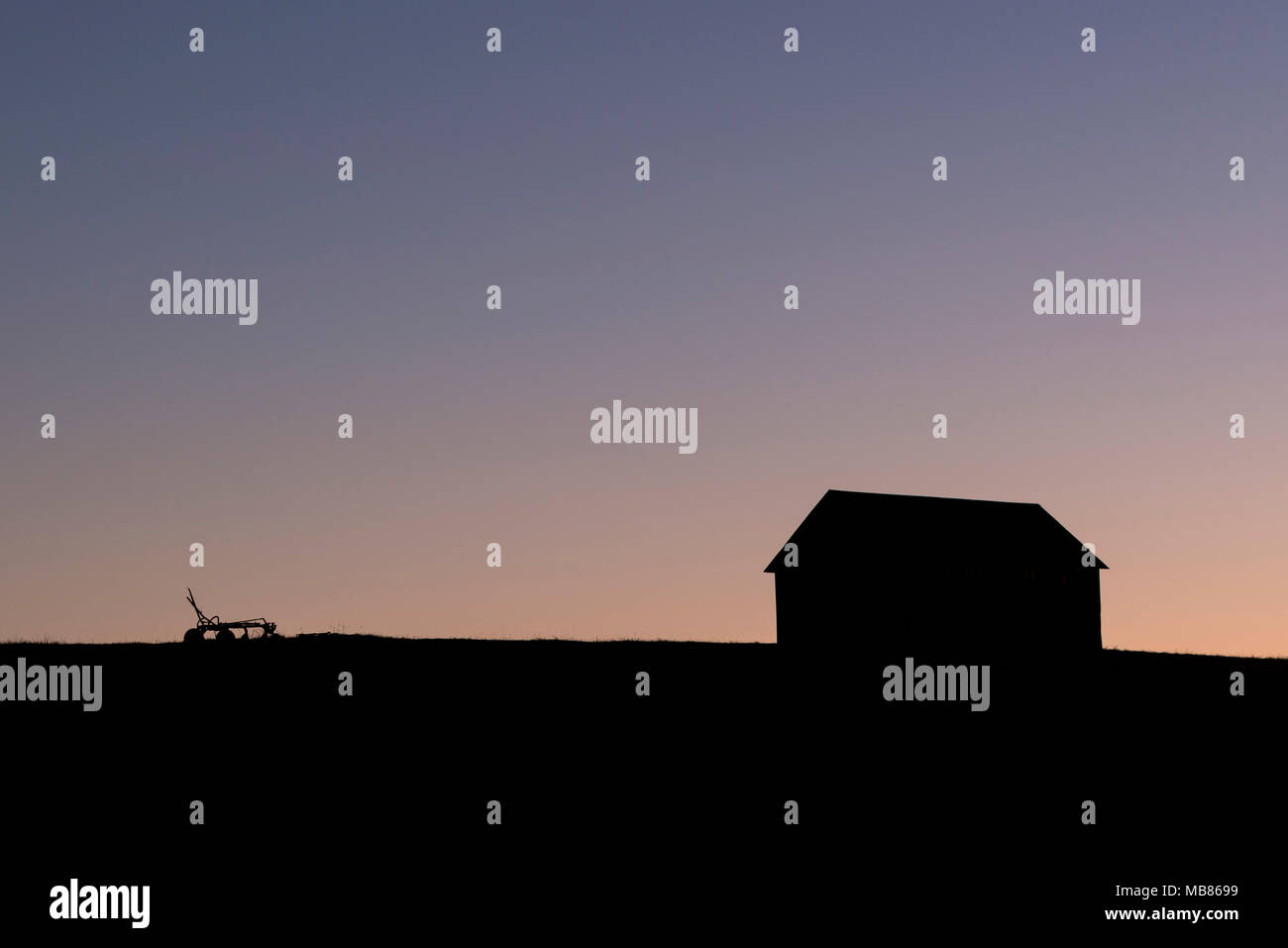 Bâtiment de ferme et les machines à l'aube près de quatre coins de l'est du Wyoming. Banque D'Images