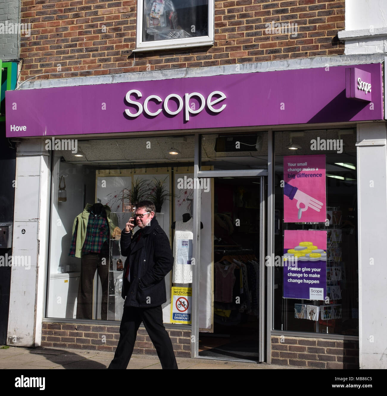 Hove, Royaume-Uni - 27 mars 2018 : l'avant du magasin de charité portée dans George Street Banque D'Images