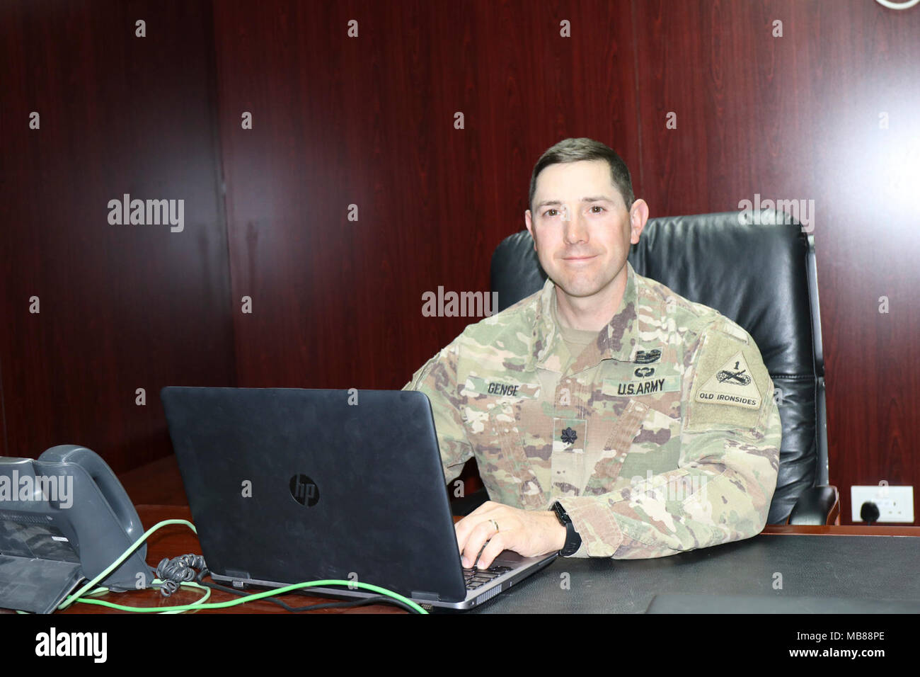 Le lieutenant-Colonel Jon Genge, 1er Bataillon, 37e Régiment blindé Commandant, pose à son bureau pendant l'exercice 2018 Inferno Creek à Thumrait Air Base, Oman, le 31 janvier 2018. Inferno Creek est une centrale de l'armée américaine (USARCENT), dirigée par l'exercice bilatéral qui a eu lieu avec les forces militaires de l'Oman, l'accent sur la manœuvre interarmes, y compris l'infanterie débarquée. Banque D'Images