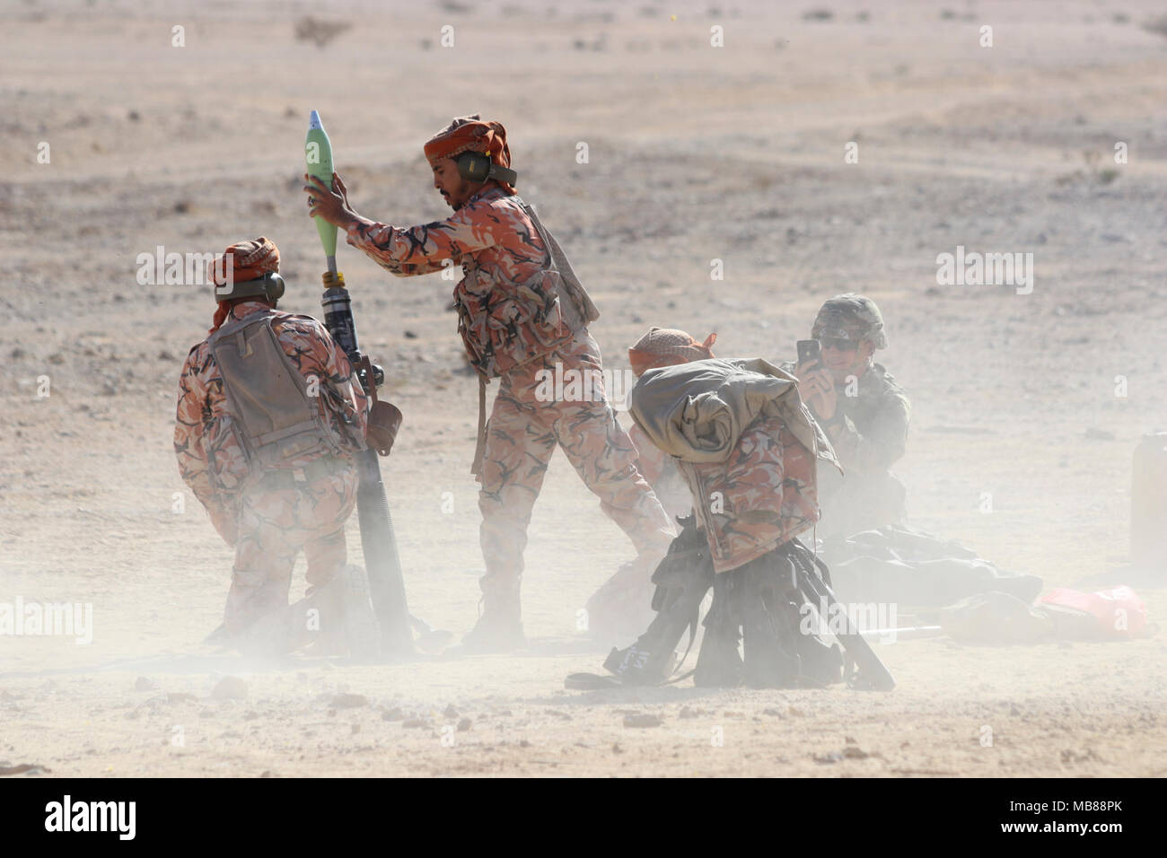 Soldats omanais fire un mortier pendant l'exercice 2018, Inferno Creek Thumrait, Oman, le 31 janvier 2018. Inferno Creek est une centrale de l'armée américaine (USARCENT), dirigée par l'exercice bilatéral qui a eu lieu avec les forces militaires de l'Oman, l'accent sur la manœuvre interarmes, y compris l'infanterie débarquée. Banque D'Images