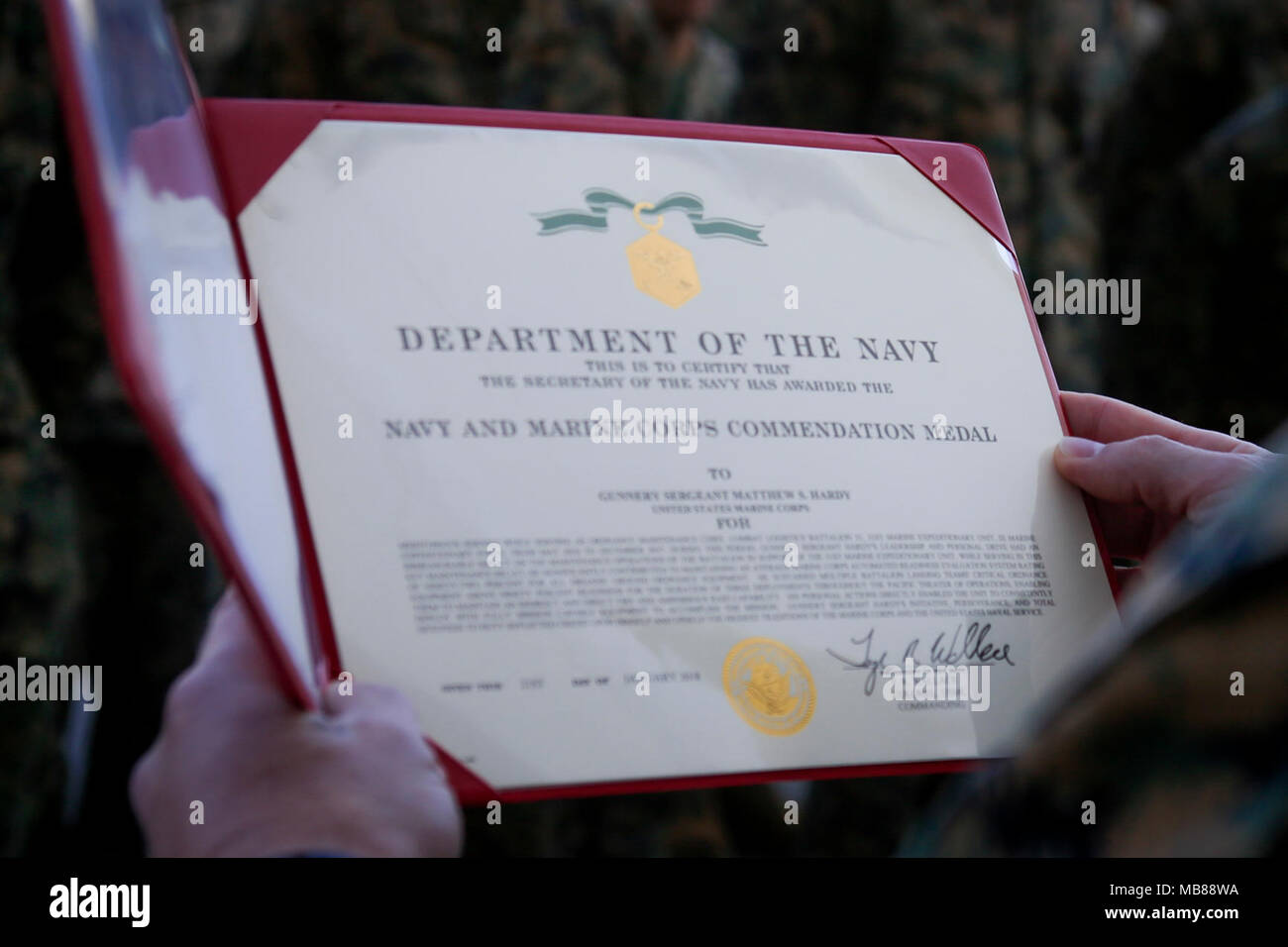 Le Sgt Le Major Christopher Gasser Sergent Major Du Bataillon Logistique De Combat 31 31e Marine Expeditionary Unit Lit Un Navy Marine Corps Medaille Tir Citation Pour Le Sgt Matthew Hardy Au Camp Hansen