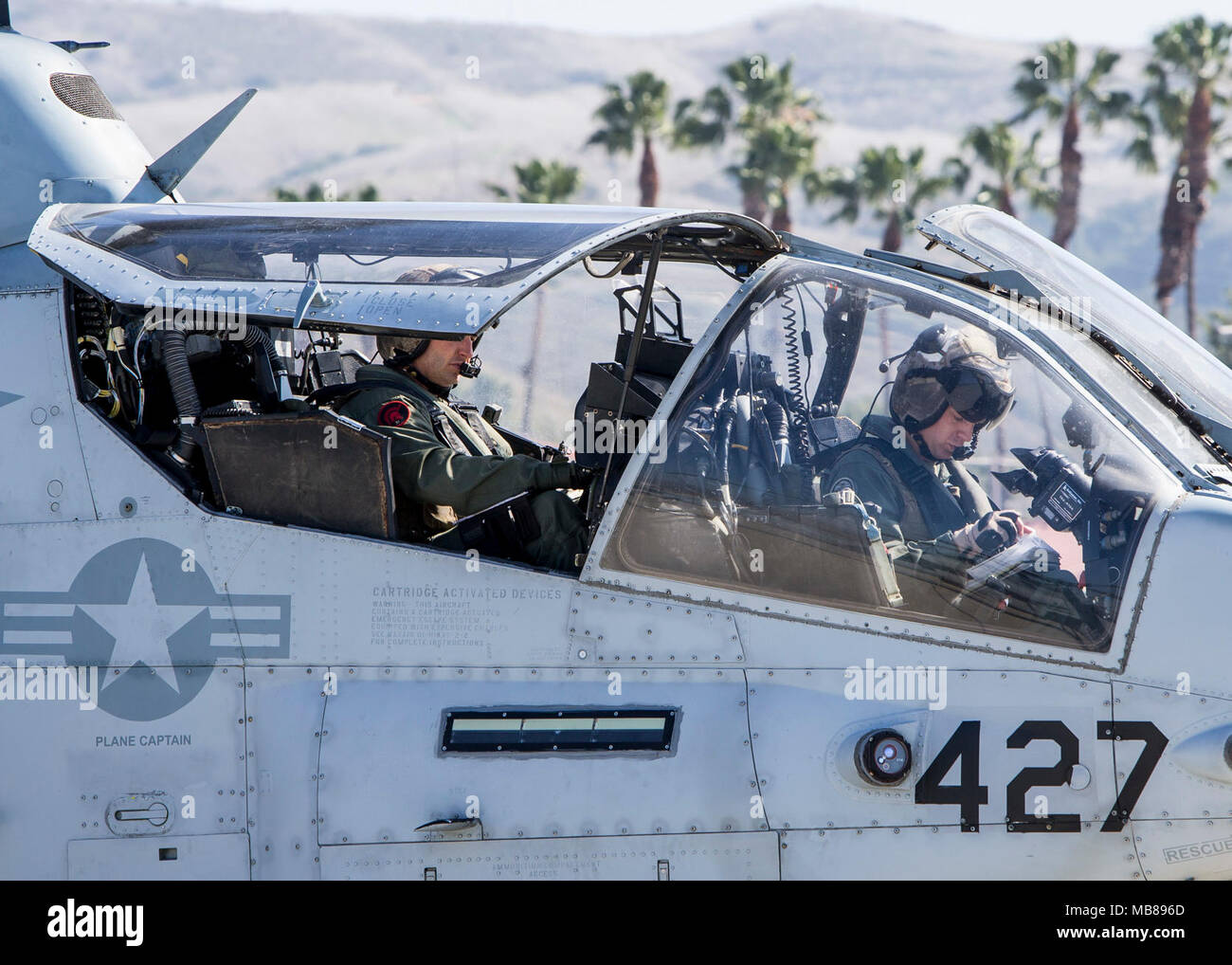 Les pilotes maritimes, le Capitaine John T. Fischer et le capitaine Daniel J. Houser, tant avec l'hélicoptère d'attaque léger Marine Training Squadron (HMLAT) 303, Marine Aircraft Group (MAG) 39, se préparent à se lancer dans le dernier vol avec le dernier 3rd Marine Aircraft Wing (MAW) AH-1W Super Cobra" comme il s'écarte Marine Corps Air Station Camp Pendleton, en Californie, le 6 février, à la base aérienne Davis-Monthan Air Force Base de Maintenance de l'aérospatiale et de la régénération (Groupe AMARG) dans l'Arizona. Le AH-1W Super Cobra a été passé à l'AH-1Z Viper. (U.S. Marine Corps Banque D'Images