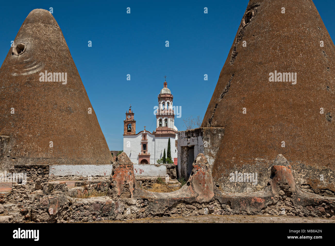 La Iglesia de San Diego de Alcalá derrière l'église en forme de pyramide à l'Hacienda de greniers Jaral de Berrio en Jaral de Berrios, Guanajuato, Mexique. L'abandonné Jaral de Berrio hacienda était jadis l'un des plus grands au Mexique et installé plus de 6 000 personnes sur la propriété. Banque D'Images