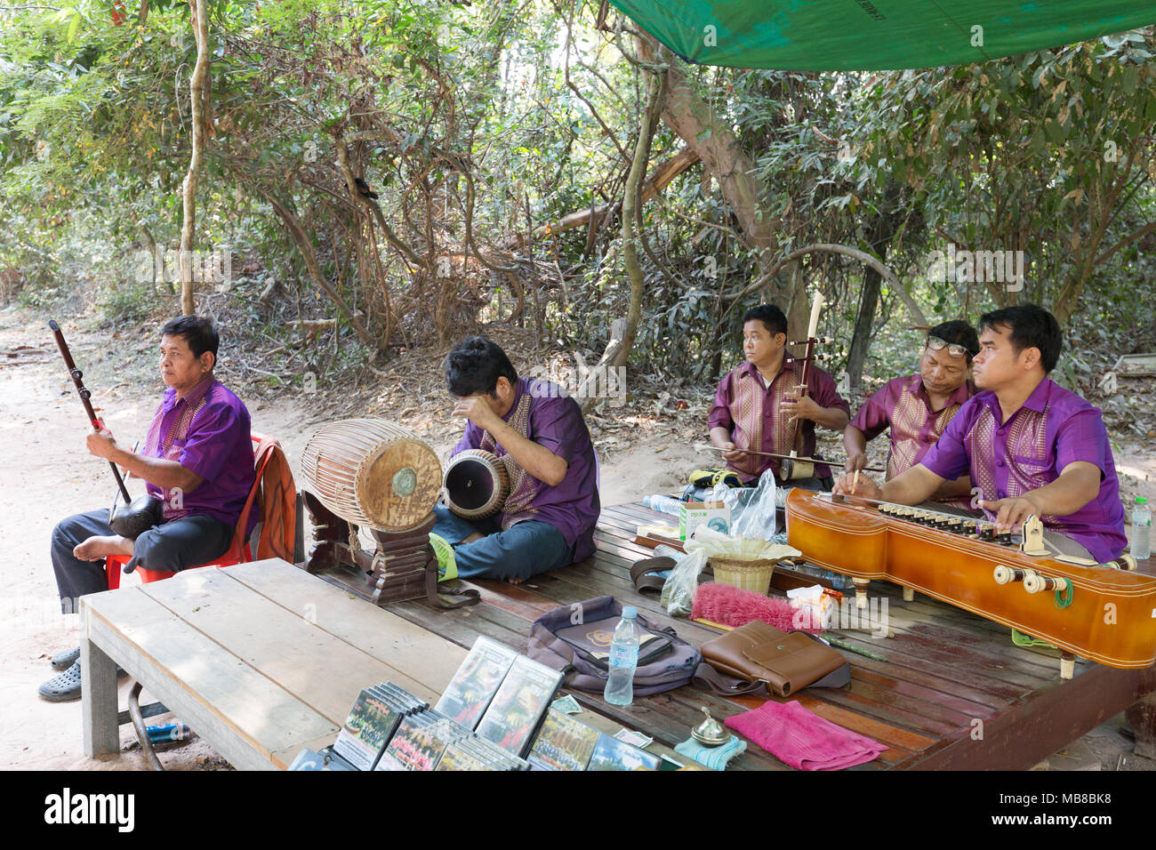 La culture khmère au Cambodge - groupe jouant de la musique traditionnelle khmère, site d'Angkor, Angkor, Cambodge Asie Banque D'Images