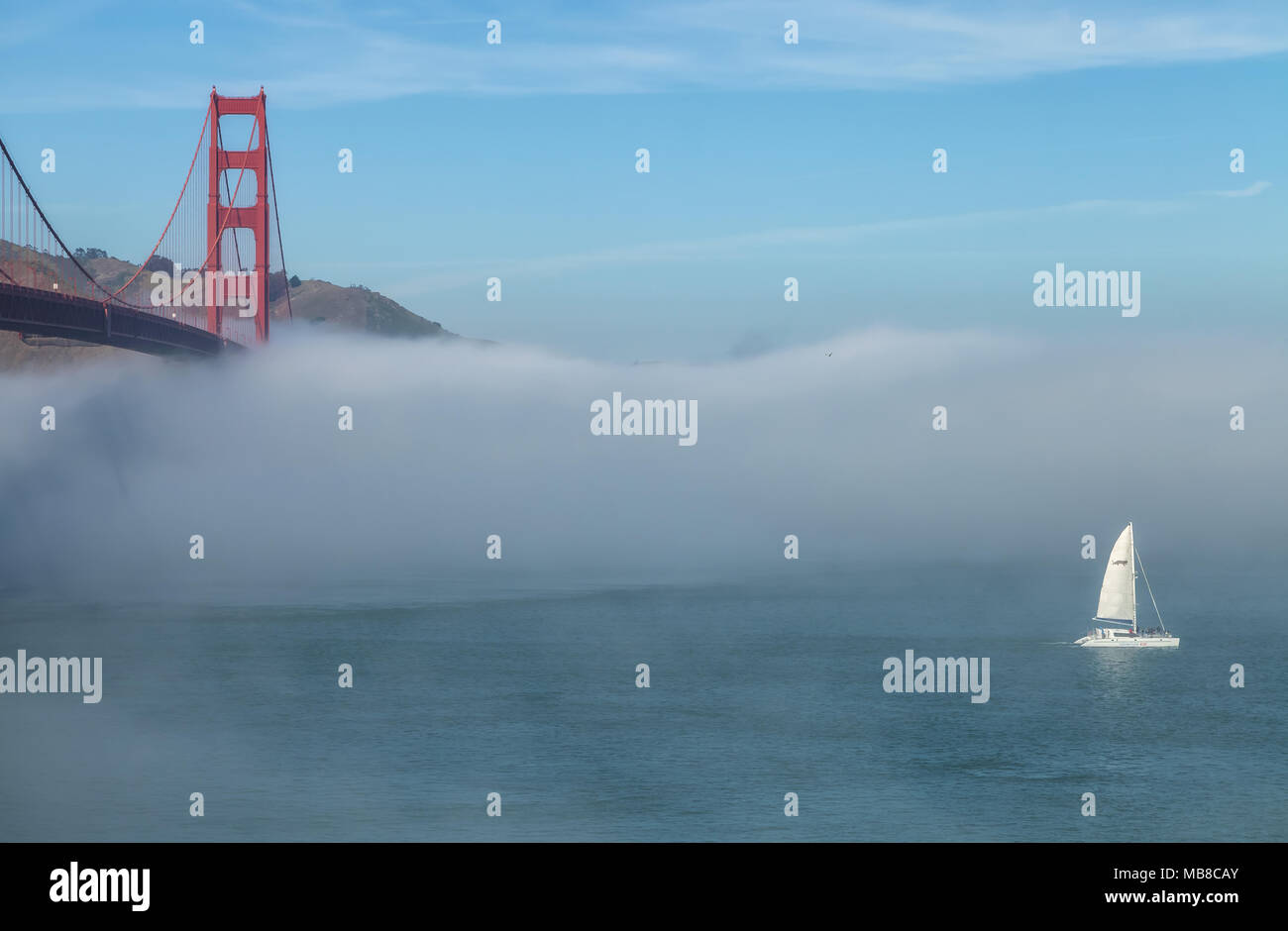 Brouillard formé sous le Golden Gate Bridge et la baie de San Francisco, California, United States, sur un matin de printemps. Banque D'Images