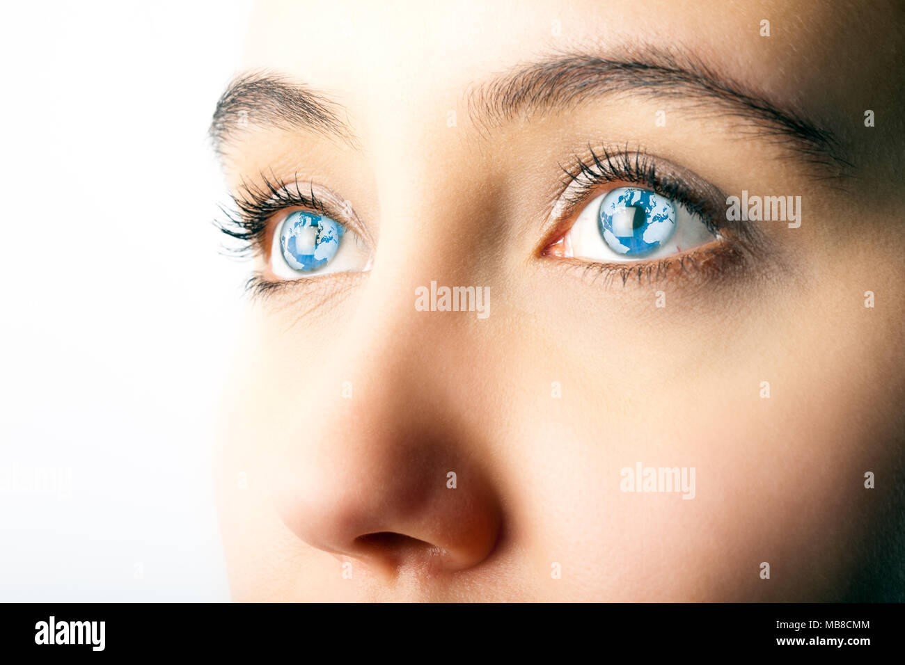Close up of woman's eyes avec carte du monde superposé Banque D'Images