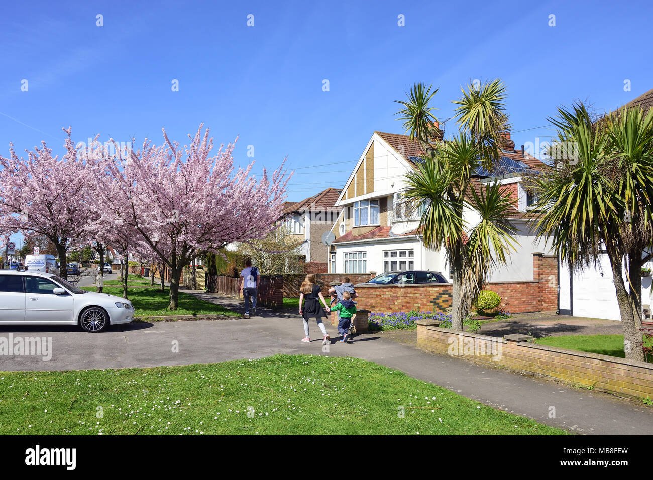 Scène de rue avec des maisons semi-détachées Stoke Poges Lane,, Slough, Berkshire, Angleterre, Royaume-Uni Banque D'Images
