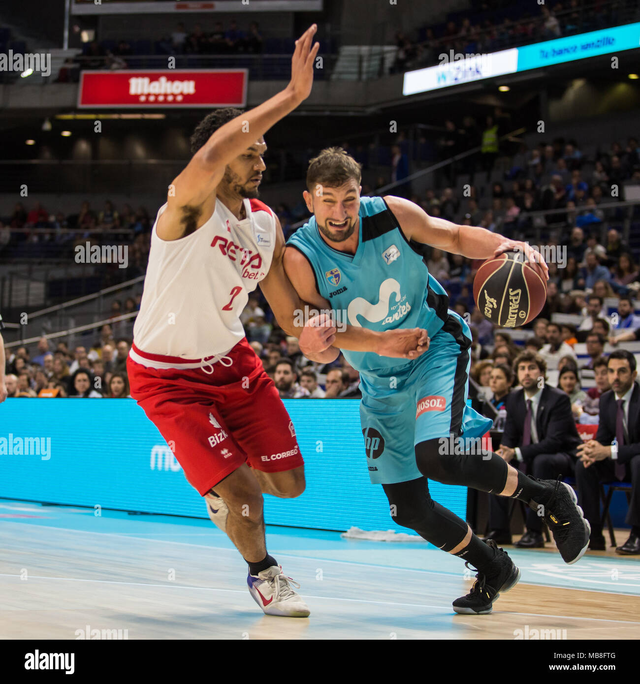 Madrid, Espagne. Le 08 Avr, 2018. Goran Suton (R) au cours de Movistar Estudiantes victoire sur Retabet Bilbao Basket (96 - 84) en Liga Endesa match de saison régulière (jour 26) célébrée à Madrid à Wizink Centre. Le 08 avril 2018. Credit : Juan Carlos García Mate/Pacific Press/Alamy Live News Banque D'Images