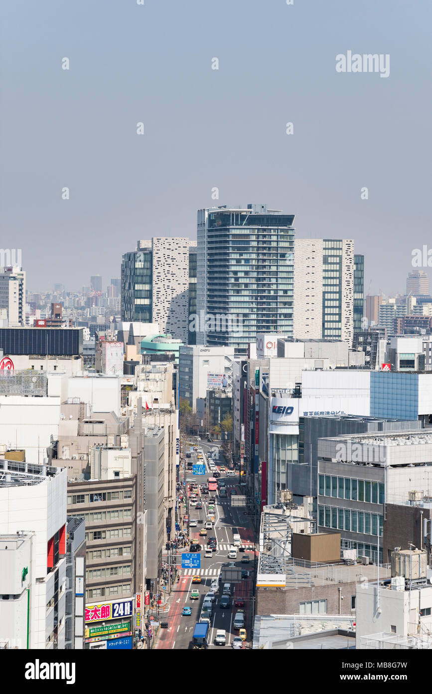 Vue depuis Shinjuku vers Shinjuku-sanchome, direction l'avenue Meiji dori, Shinjuku, Tokyo, Japon Banque D'Images