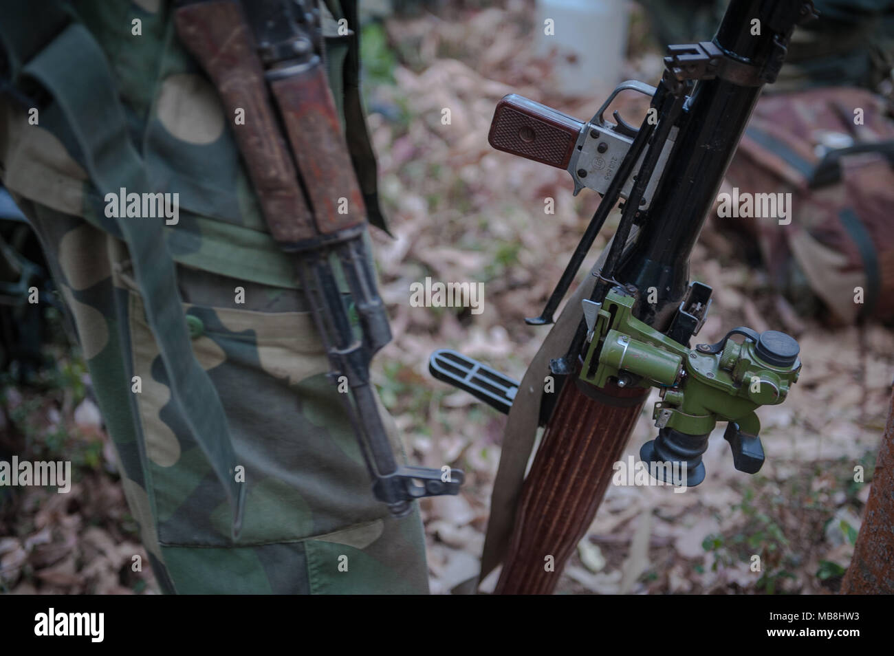 Un soldat du gouvernement congolais porte un fusil d'assaut et de RPG et dans les opérations contre la milice rwandaise parrainé M23 Banque D'Images