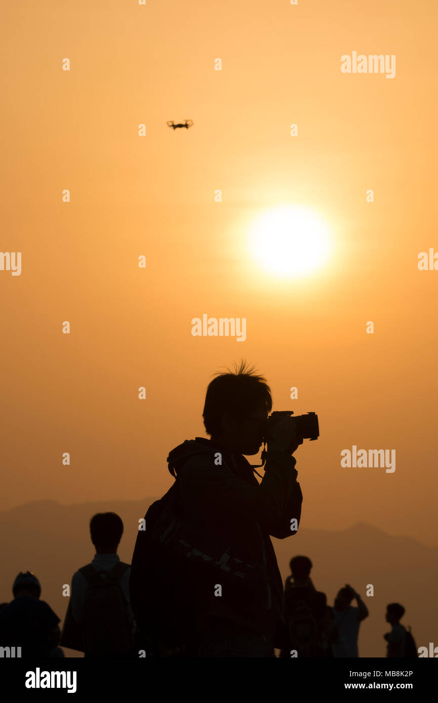 Les gens à prendre des photos et de drones volants au District de l'ouest du fret Public Pier (jetée) Instagram aka, Hong Kong, Chine. Banque D'Images